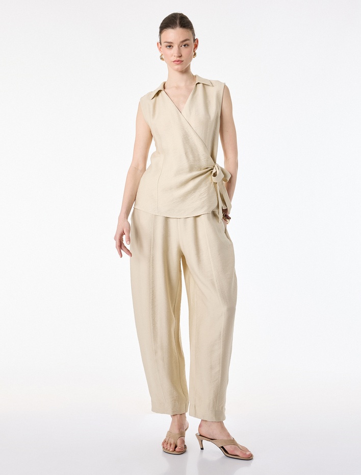  Fiyonk Bağlama Detaylı Gömlek Yaka Kolsuz Kruvaze Bluz