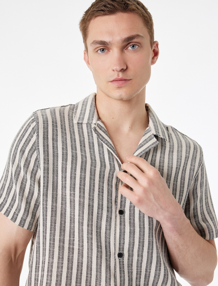  Regular Fit Kısa Kollu Düğmeli Pamuklu Devrik Yaka Çizgili Gömlek