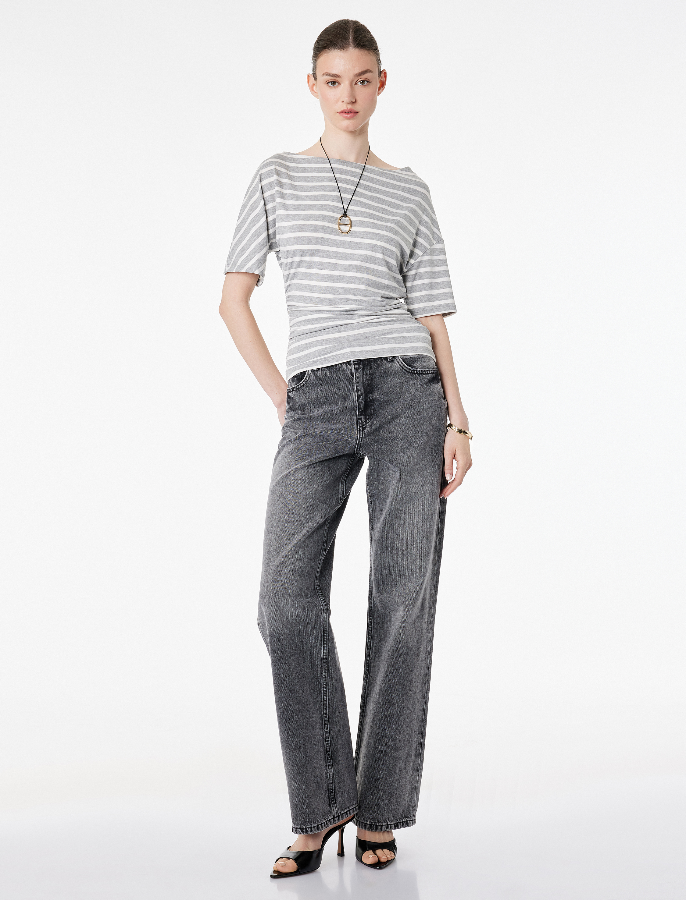   Slim Fit Drape Detaylı Omzu Açık Kayık Yaka Tişört