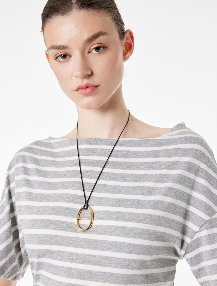  Slim Fit Drape Detaylı Omzu Açık Kayık Yaka Tişört