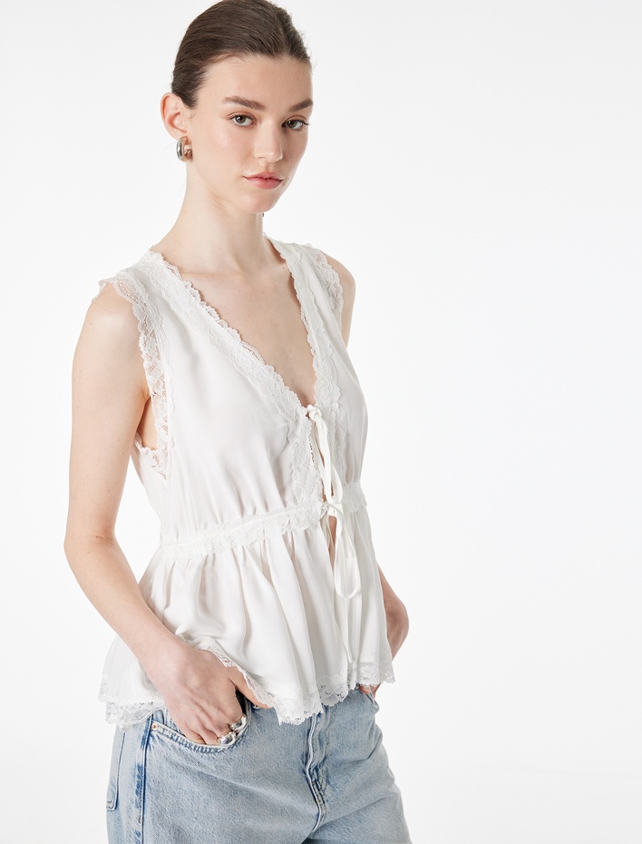  Önden Bağlamalı Fiyonklu Dantel Detaylı V Yaka Kolsuz Bluz