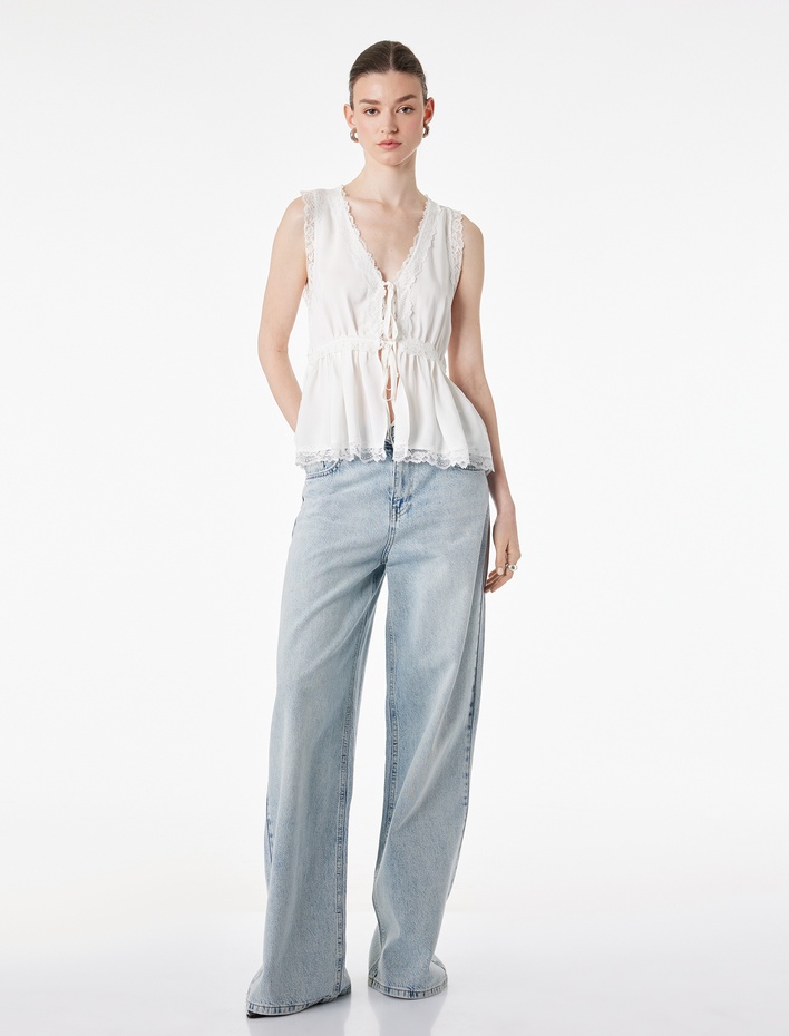  Önden Bağlamalı Fiyonklu Dantel Detaylı V Yaka Kolsuz Bluz