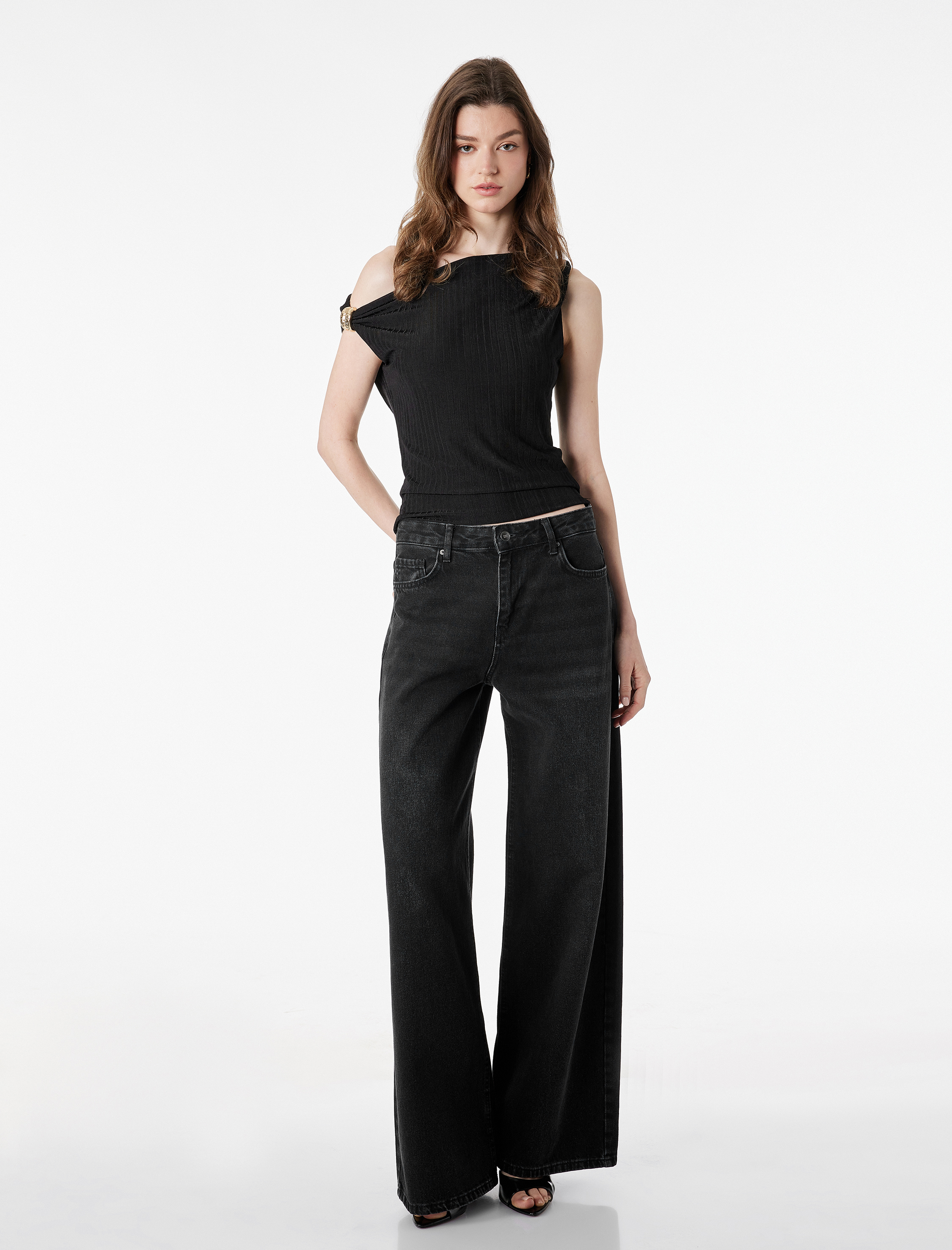   Regular Fit Asimetrik Yaka Metal Aksesuarlı Kolsuz Bluz