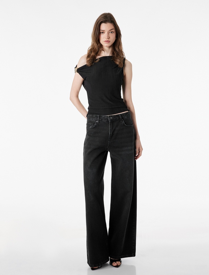  Regular Fit Asimetrik Yaka Metal Aksesuarlı Kolsuz Bluz