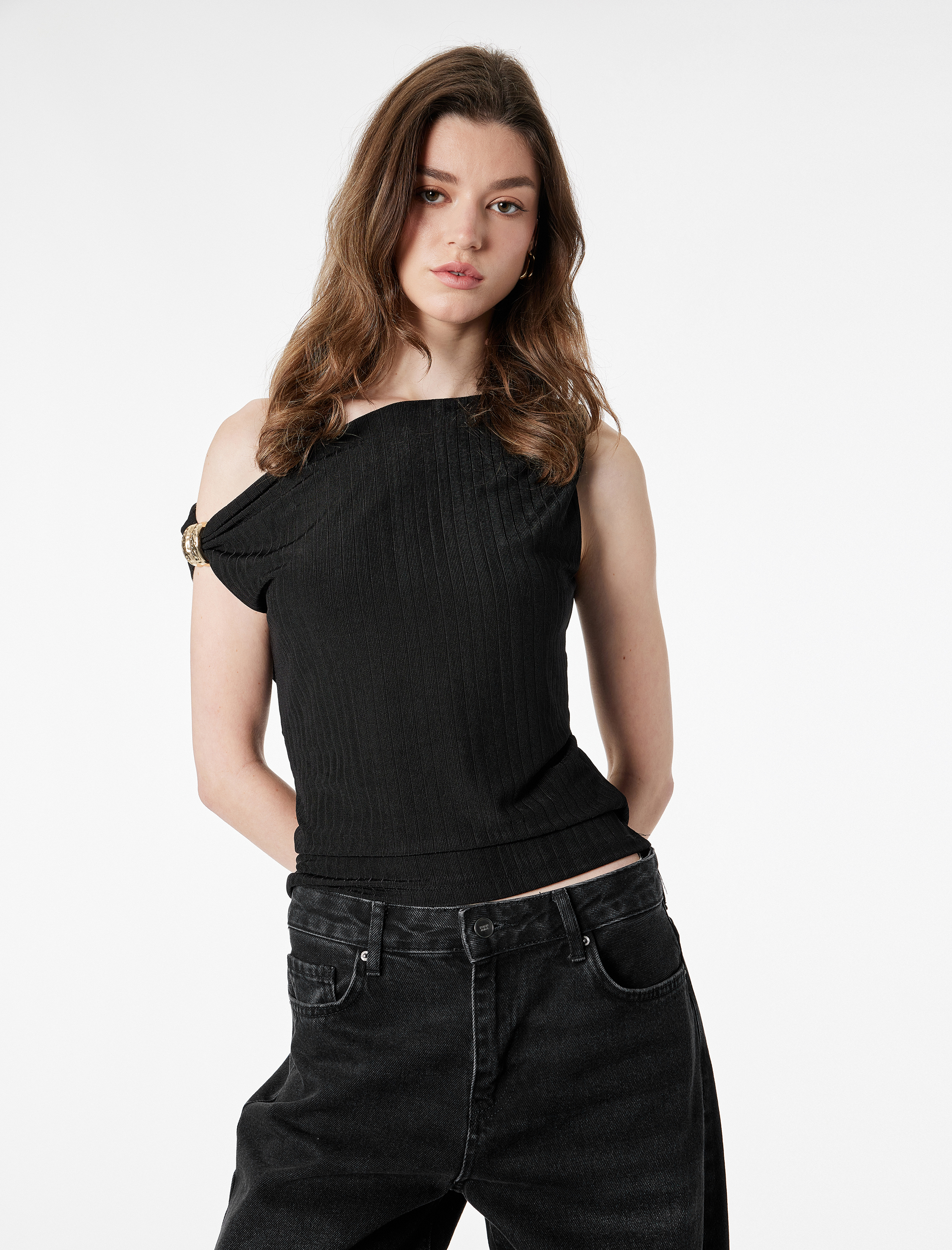   Regular Fit Asimetrik Yaka Metal Aksesuarlı Kolsuz Bluz