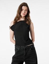 Regular Fit Asimetrik Yaka Metal Aksesuarlı Kolsuz Bluz