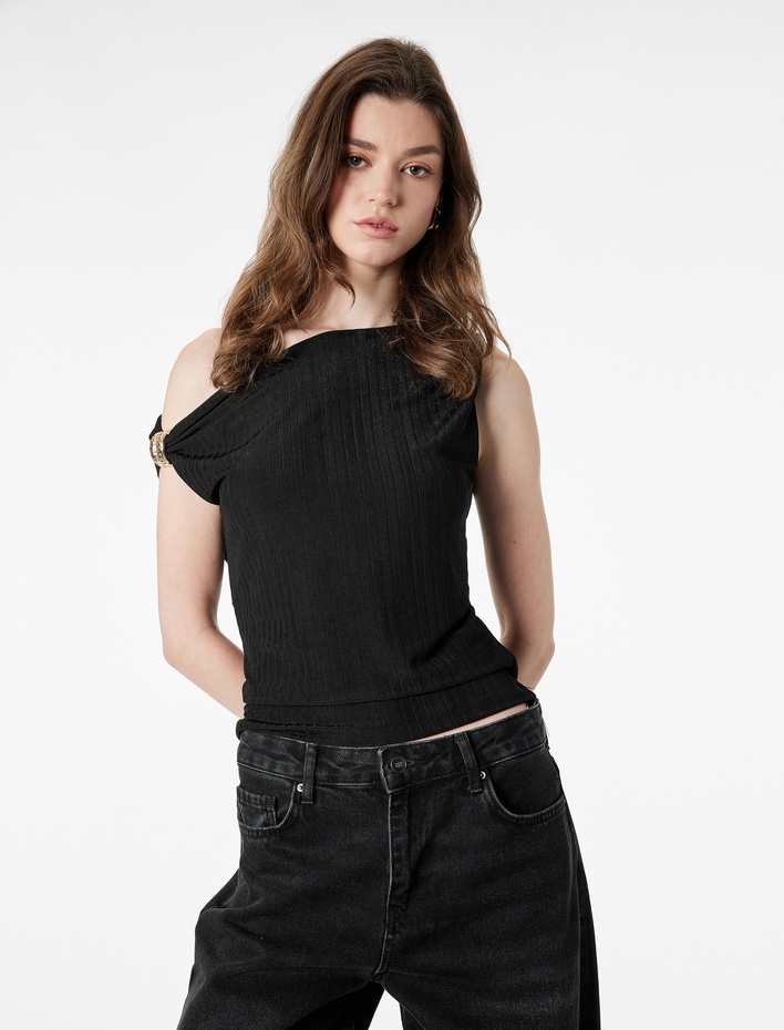  Regular Fit Asimetrik Yaka Metal Aksesuarlı Kolsuz Bluz