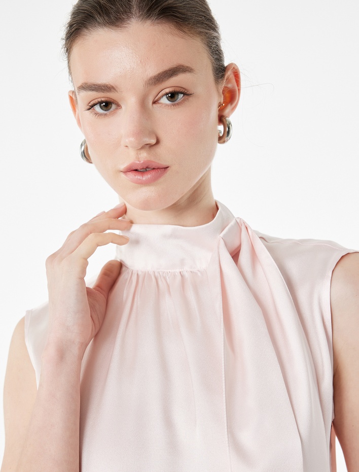  Fular Yaka Bağlama Detaylı Kolsuz Bluz