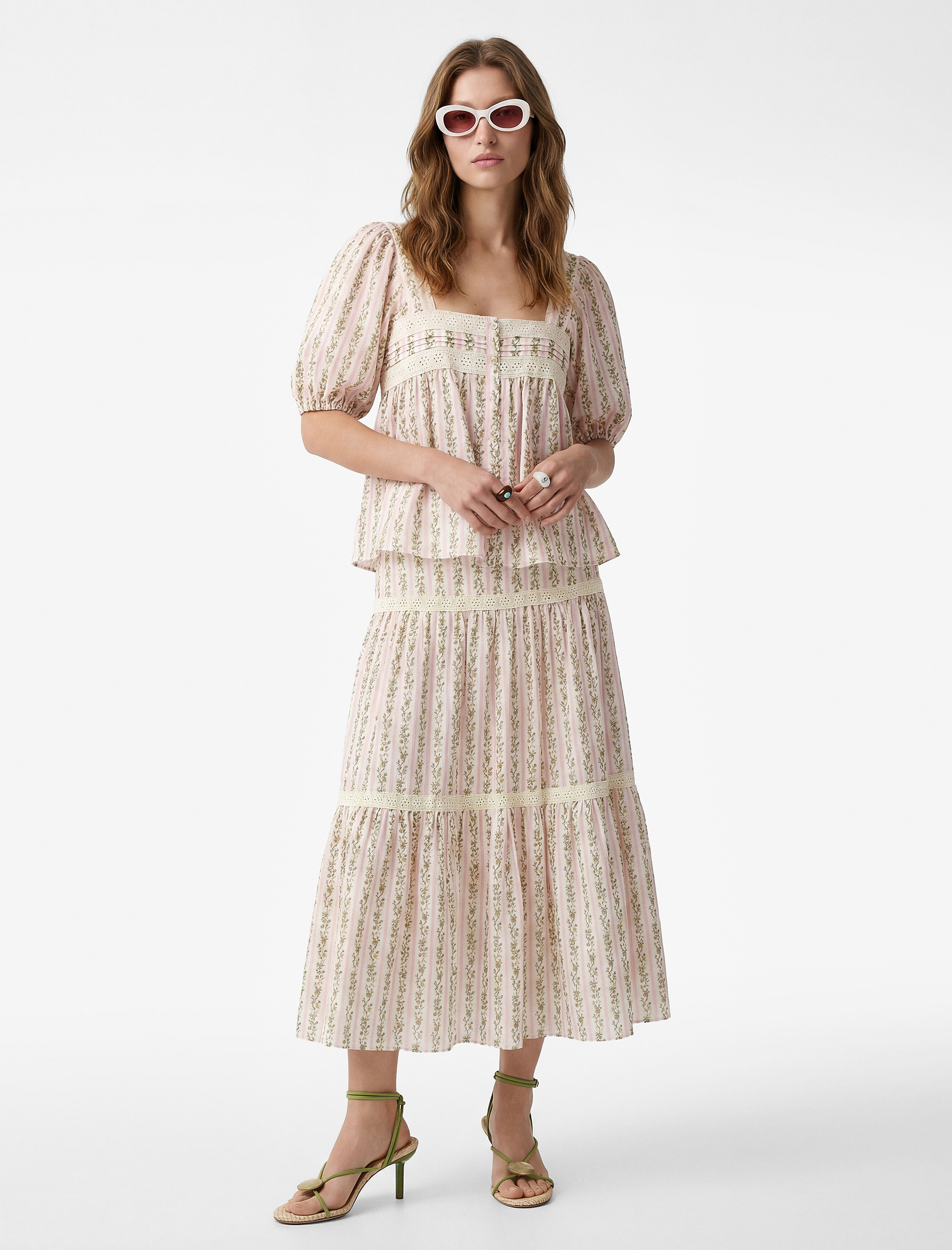   Pamuklu Vual Kumaş Dantel Detaylı Kare Yaka Kısa Balon Kollu Çiçekli Bluz