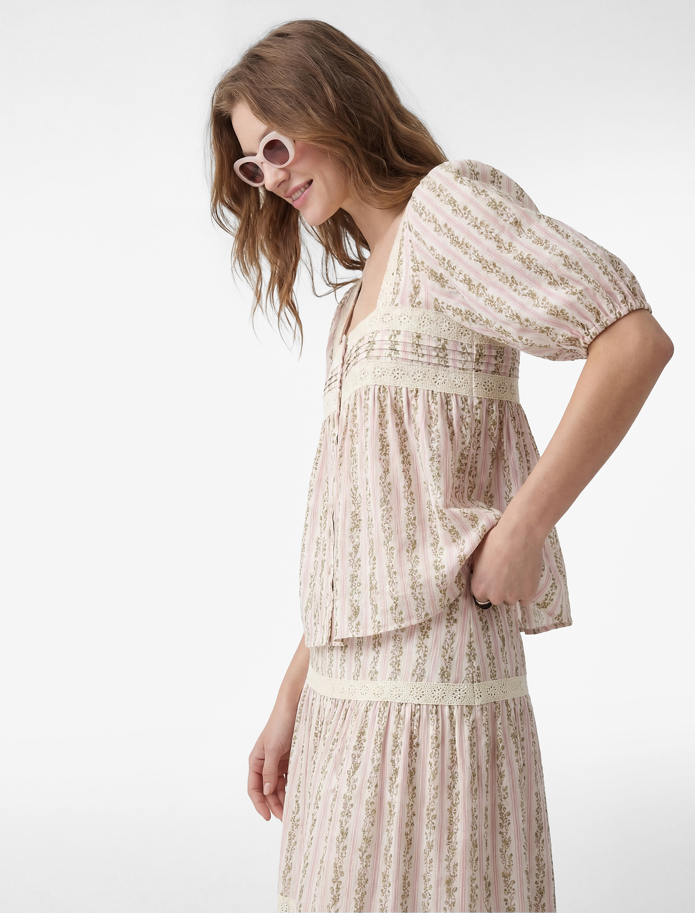   Pamuklu Vual Kumaş Dantel Detaylı Kare Yaka Kısa Balon Kollu Çiçekli Bluz