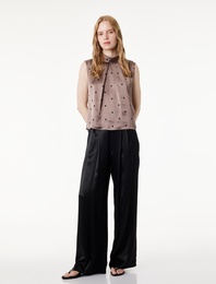 Puantiyeli Dik Yaka Saten Kolsuz Bluz