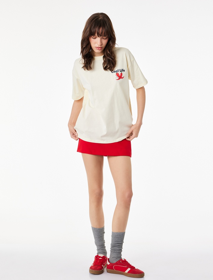  Pamuklu Bisiklet Yaka Kısa Kollu Rahat Kalıp Arkası Baskılı Tişört