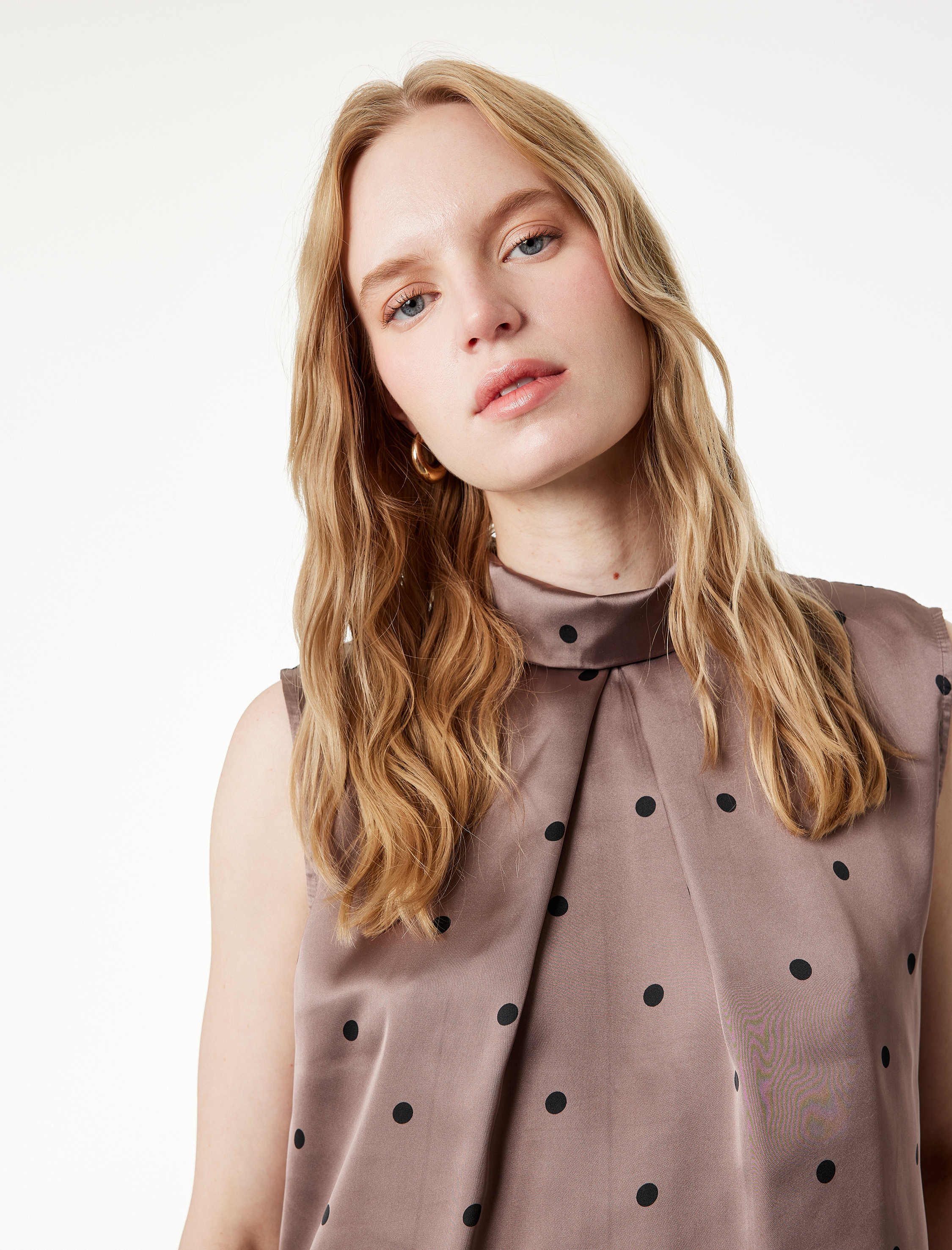   Puantiyeli Dik Yaka Saten Kolsuz Bluz