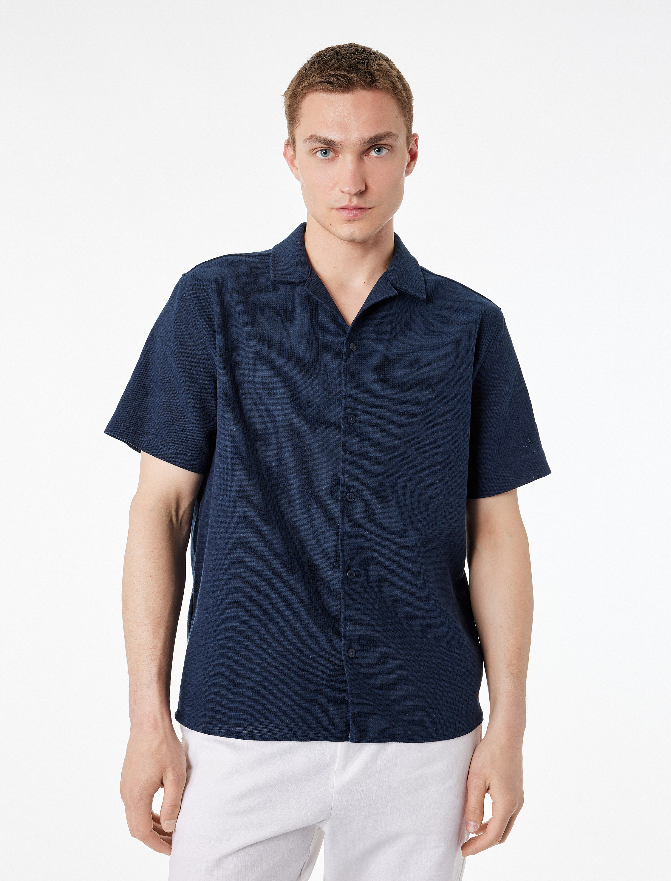   Pamuklu Regular Fit Düğmeli Devrik Yaka Kısa Kollu Gömlek