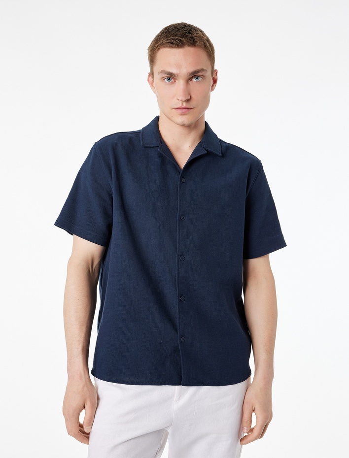 Pamuklu Regular Fit Düğmeli Devrik Yaka Kısa Kollu Gömlek