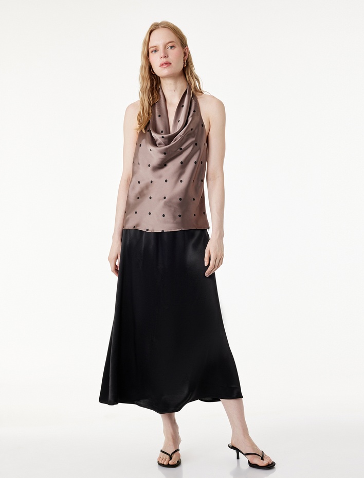  Puantiyeli Degaje Yaka Kolsuz Saten Bluz