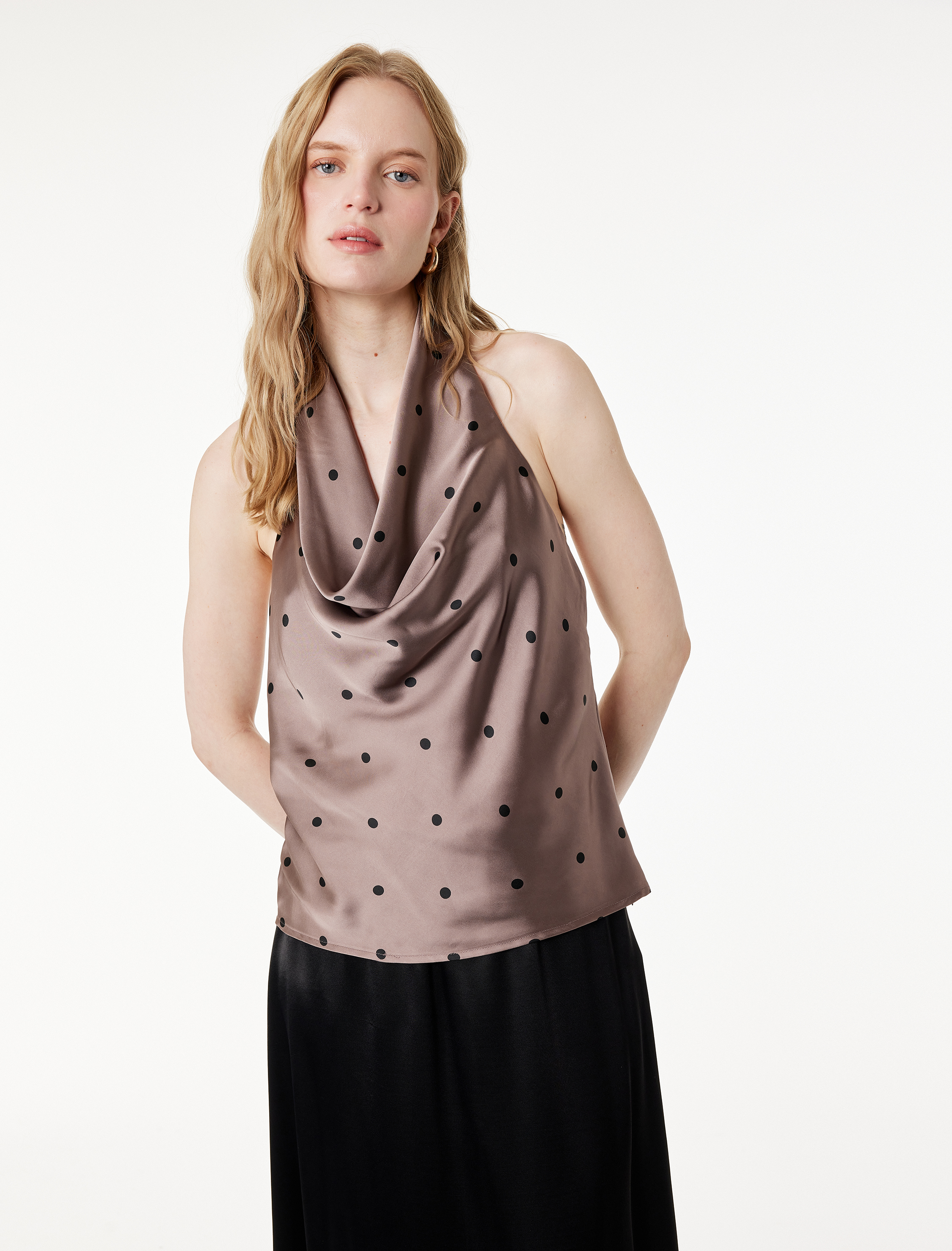   Puantiyeli Degaje Yaka Kolsuz Saten Bluz