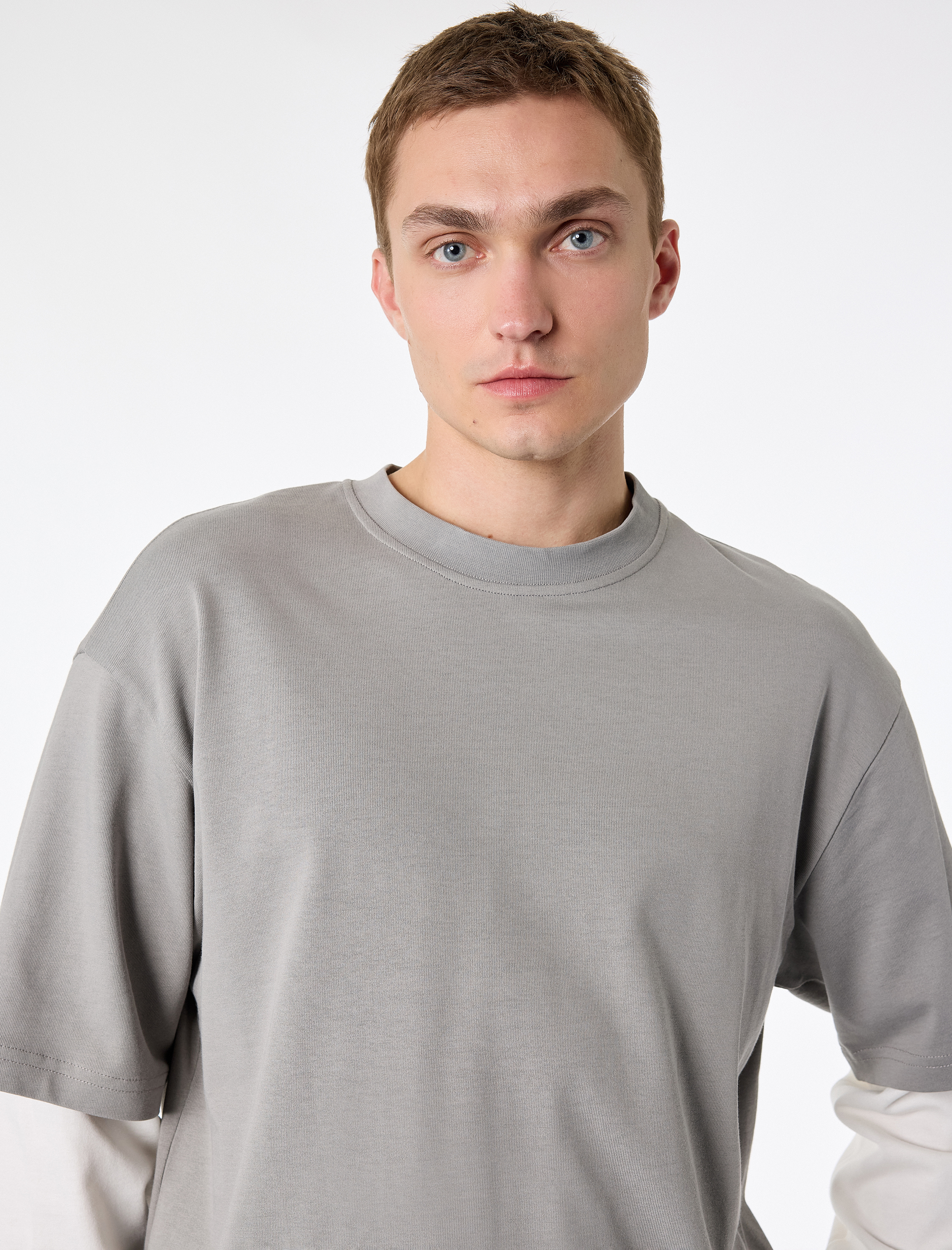   Bisiklet Yaka Rahat Kalıp Pamuklu Tok Kumaş Detaylı Uzun Çıkma Kollu Tişört