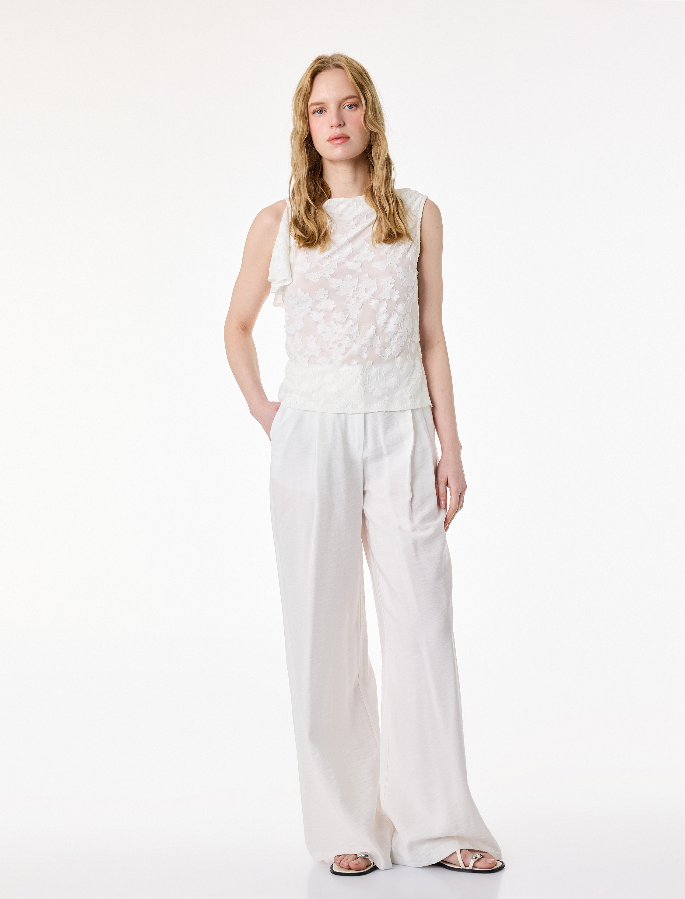   Asimetrik Yaka Kolsuz Dantelli Bluz