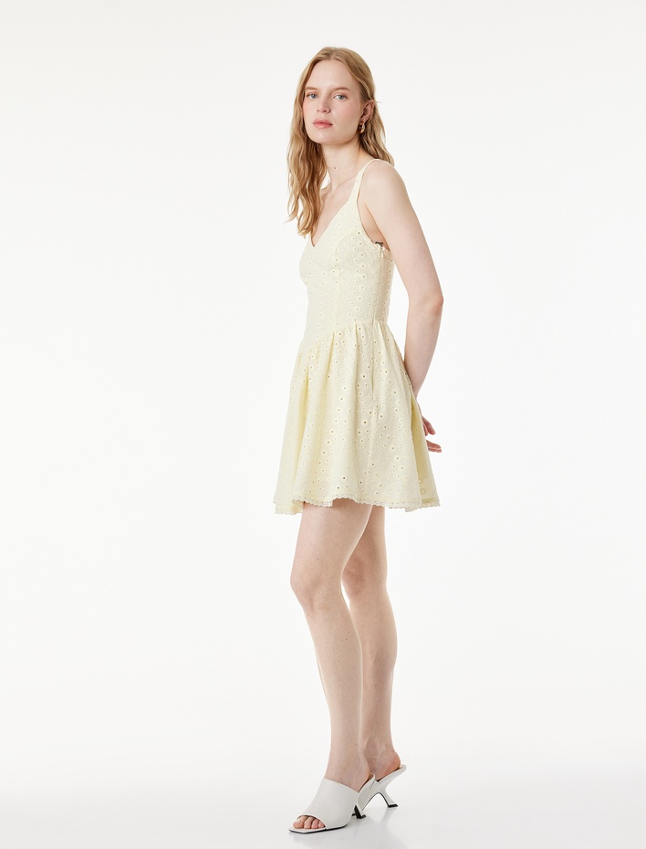  Pamuklu V Yaka Brodeli Askılı Mini Elbise