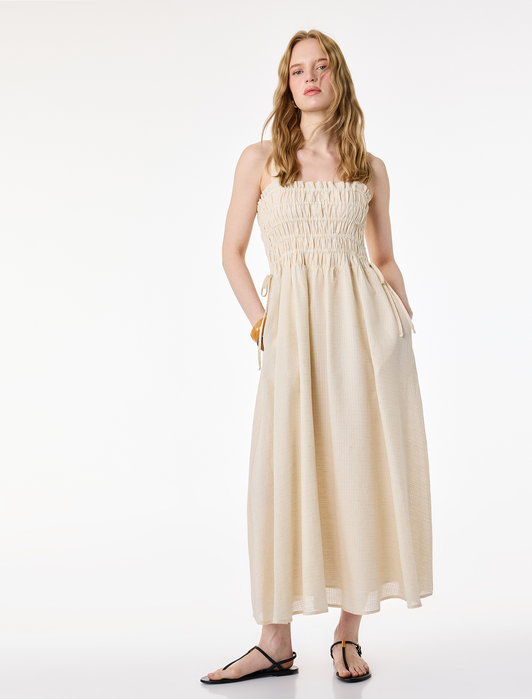   Keten Karışımlı Kare Yaka Yanları Bağlamalı Fiyonklu Büzgülü Askılı Uzun Elbise