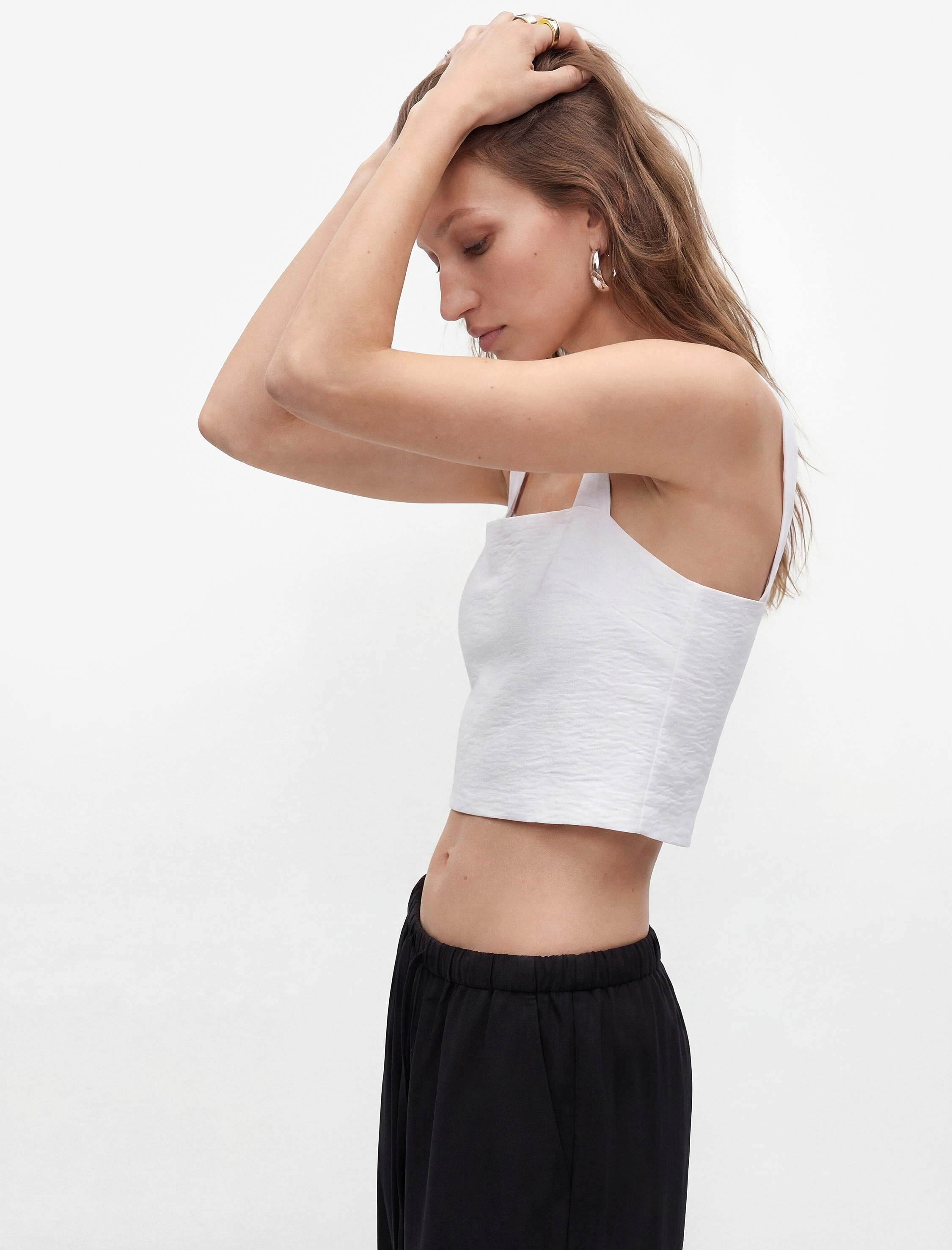   Kare Yaka Düğme Detaylı Kalın Askılı Keten Karışımlı Crop Bluz