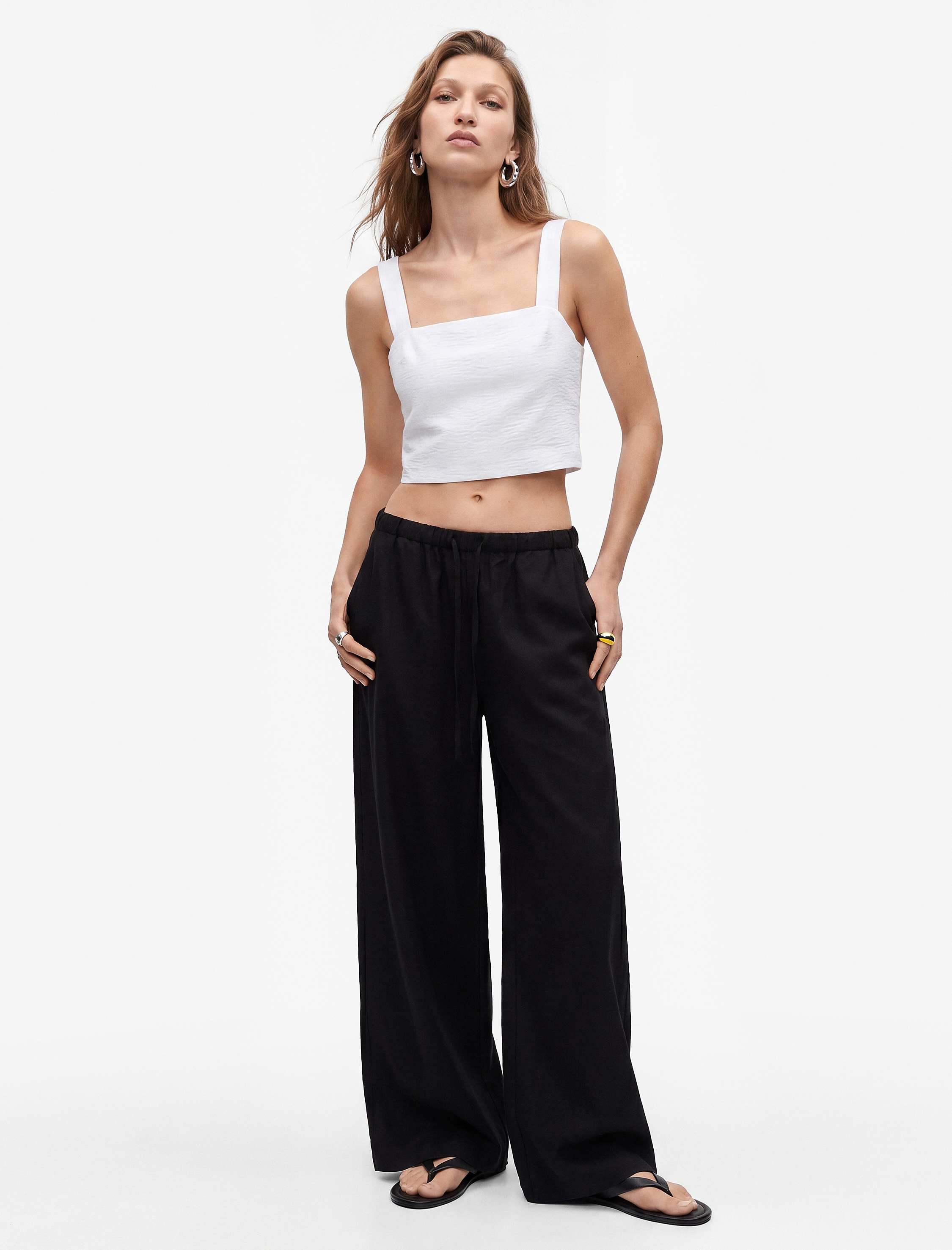   Kare Yaka Düğme Detaylı Kalın Askılı Keten Karışımlı Crop Bluz