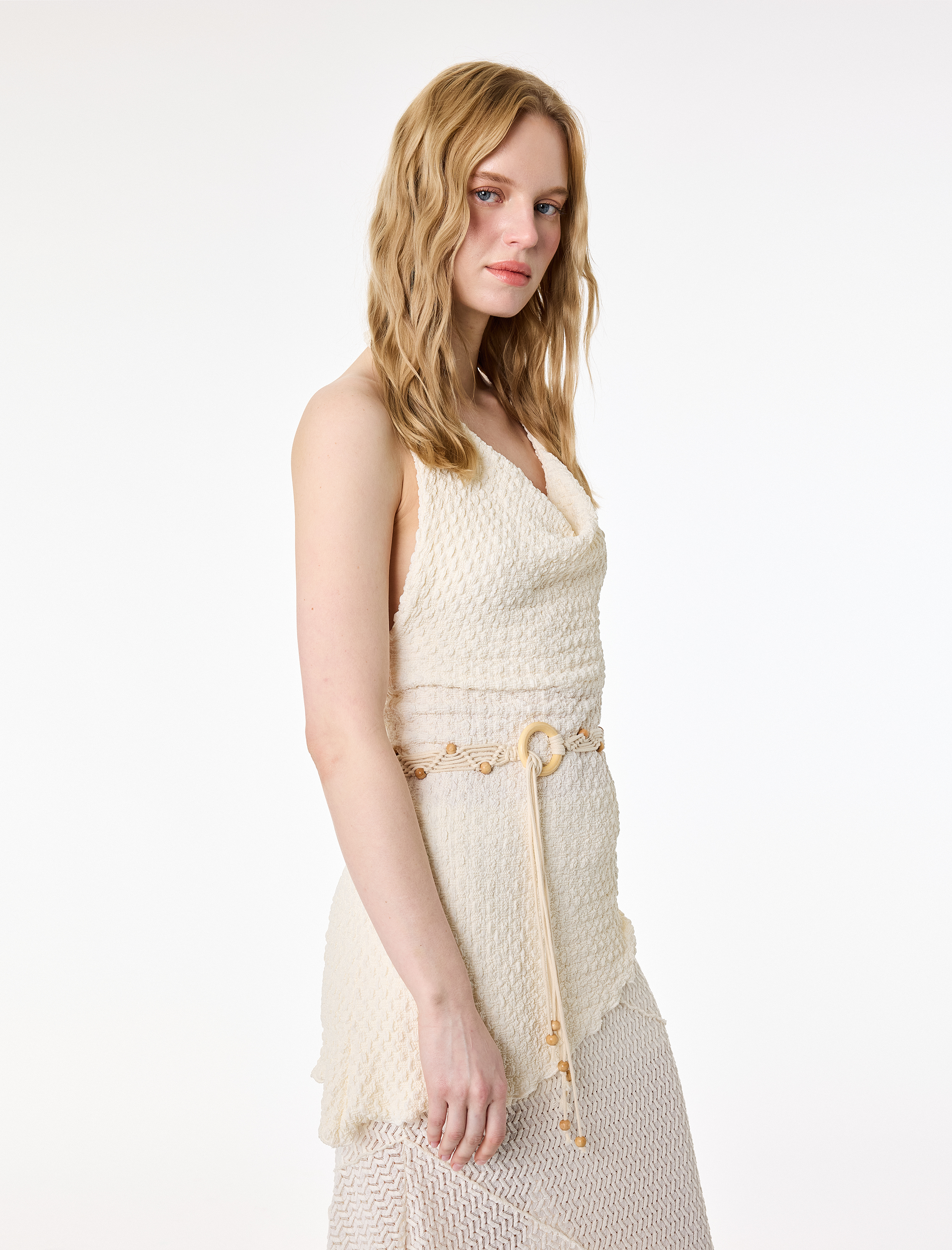   Bürümcük Kumaş Sırt Dekolteli Asimetrik Kesim Dökümlü Yaka Kemerli Bluz