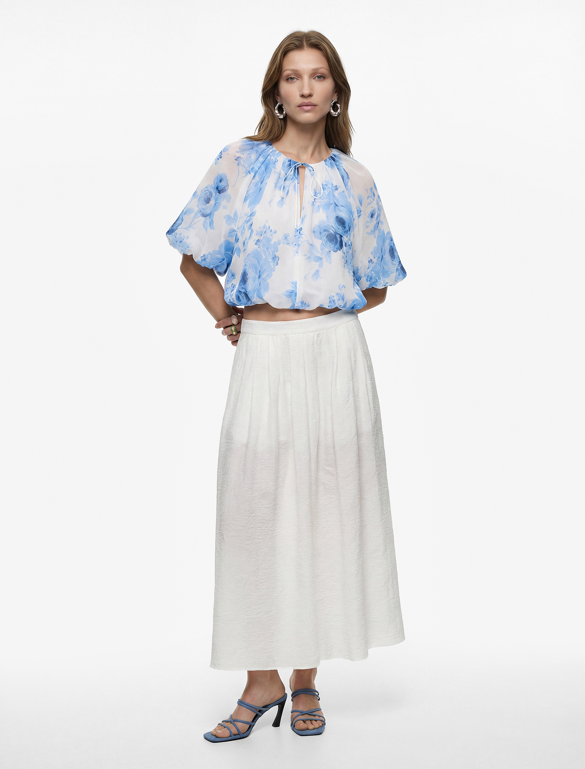   Bağcıklı Yuvarlak Yaka Kısa Balon Kollu Çiçekli Crop Bluz