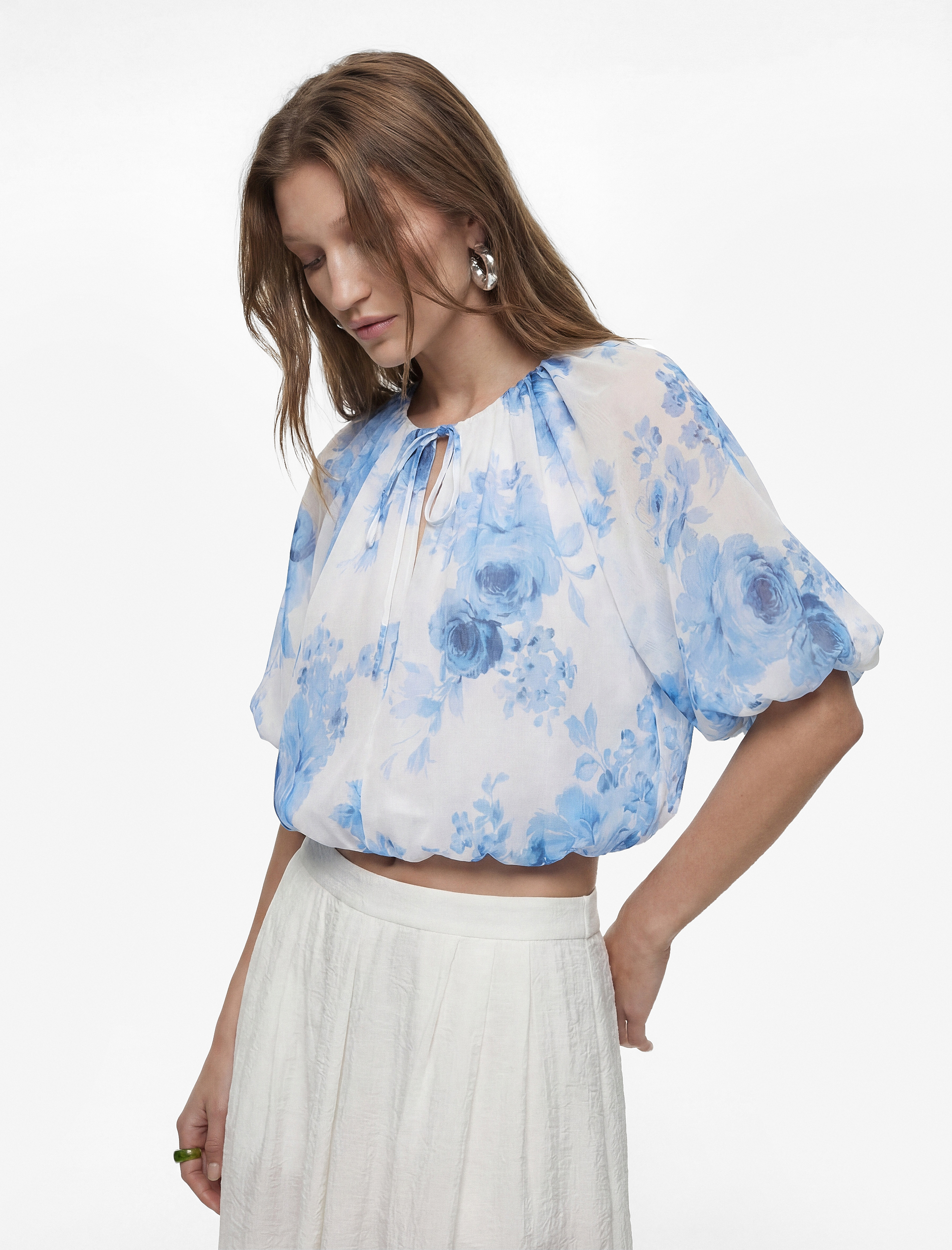   Bağcıklı Yuvarlak Yaka Kısa Balon Kollu Çiçekli Crop Bluz