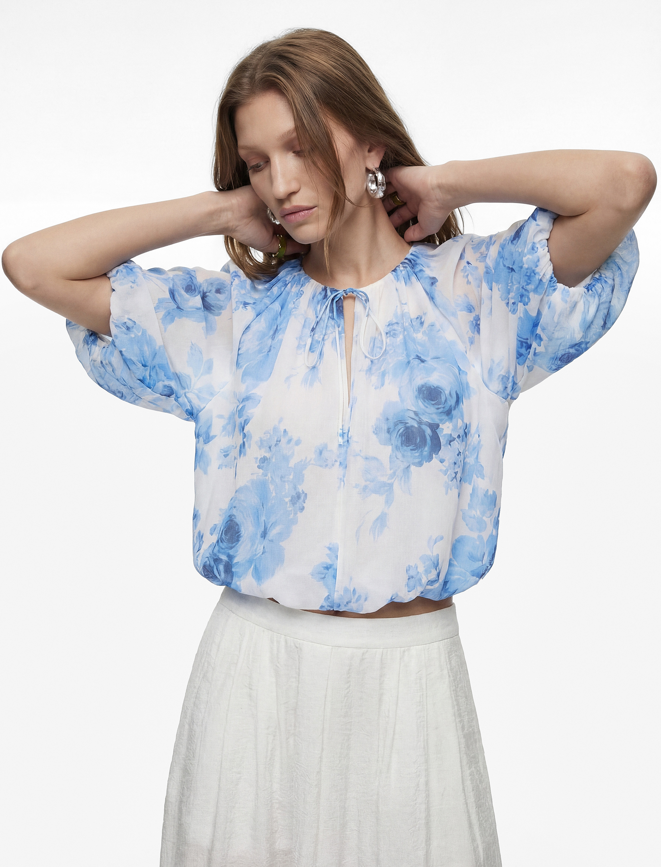   Bağcıklı Yuvarlak Yaka Kısa Balon Kollu Çiçekli Crop Bluz