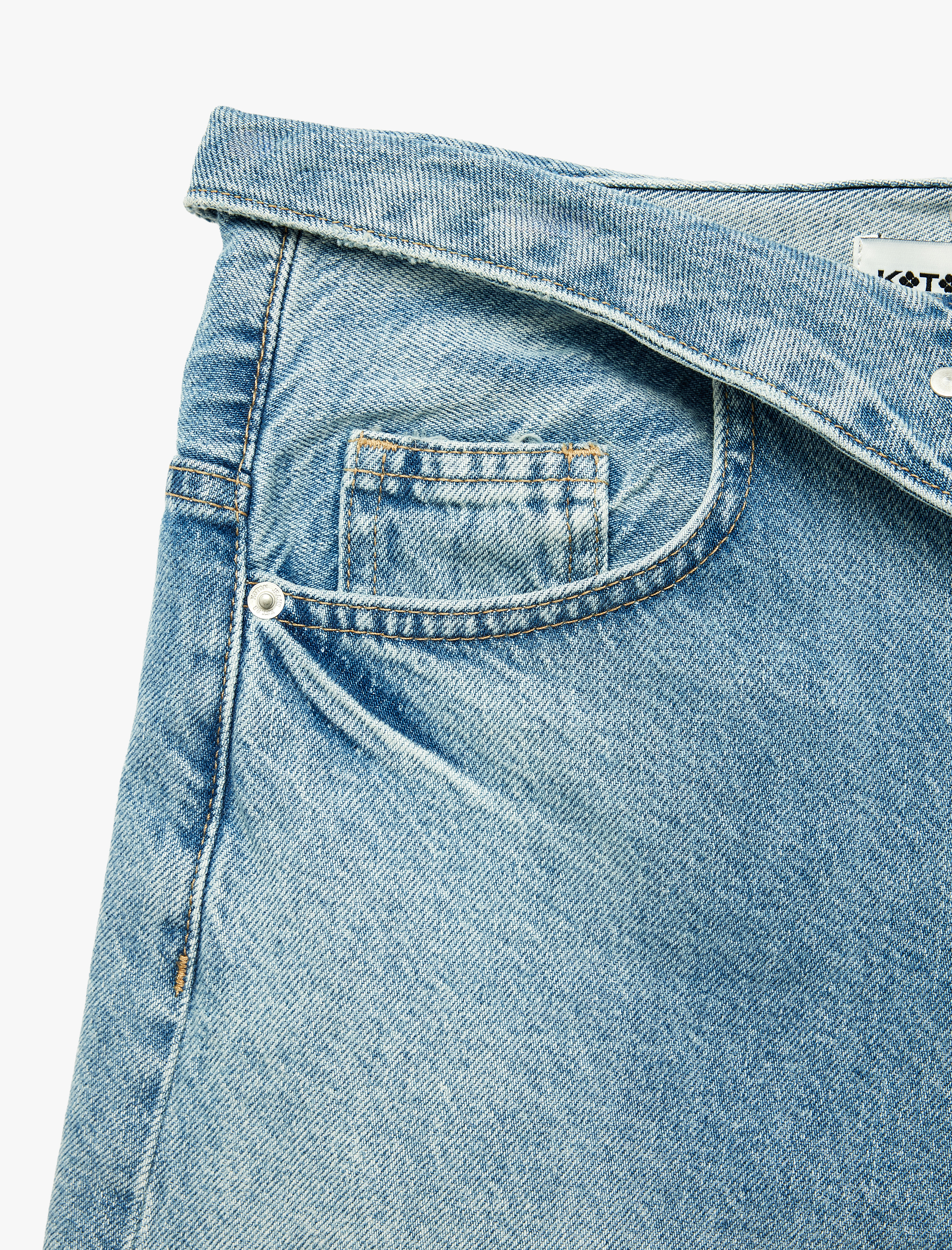   Pamuklu Rahat Kalıp Düğme Detaylı Beli Katlamalı Mini Denim Şort