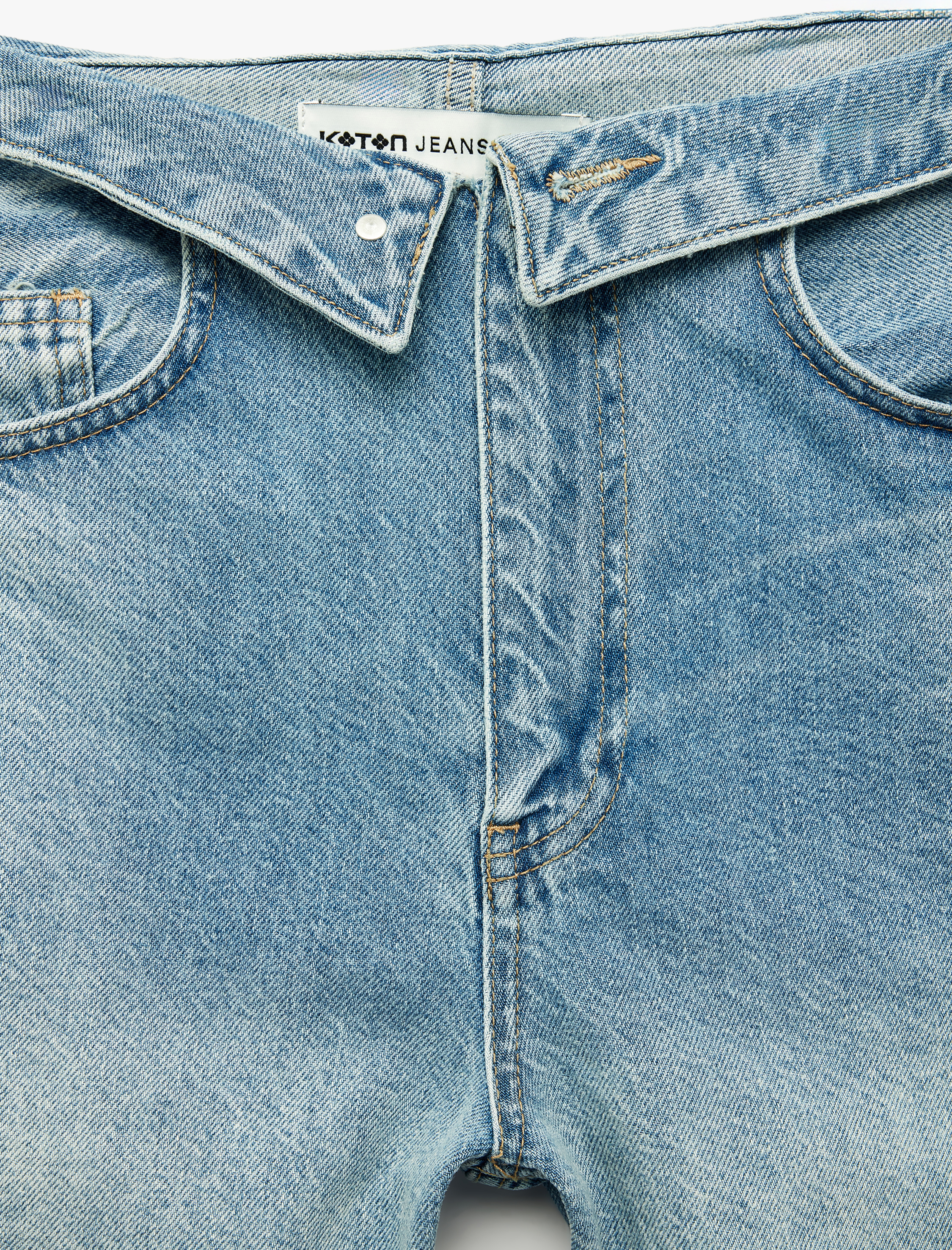   Pamuklu Rahat Kalıp Düğme Detaylı Beli Katlamalı Mini Denim Şort