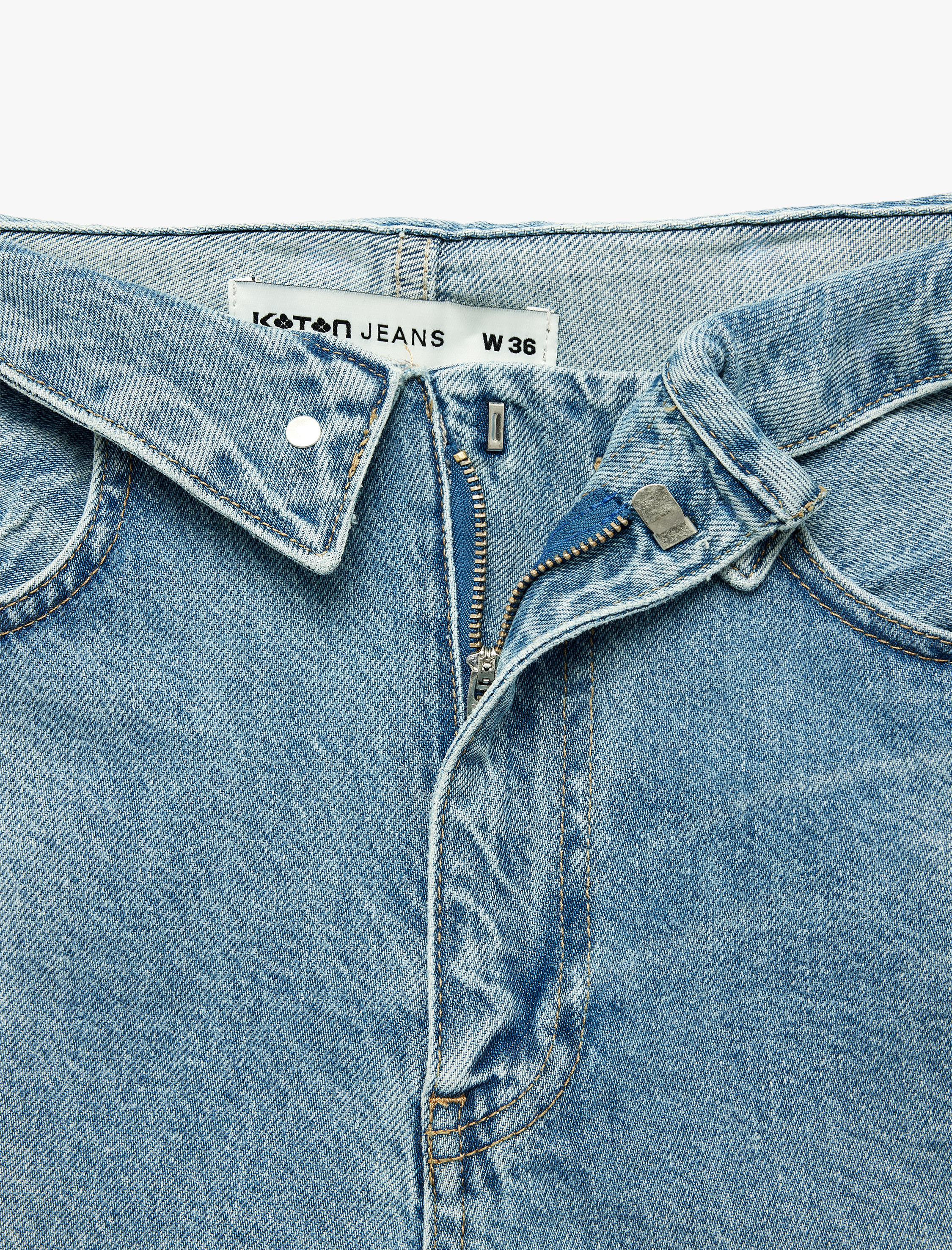   Pamuklu Rahat Kalıp Düğme Detaylı Beli Katlamalı Mini Denim Şort