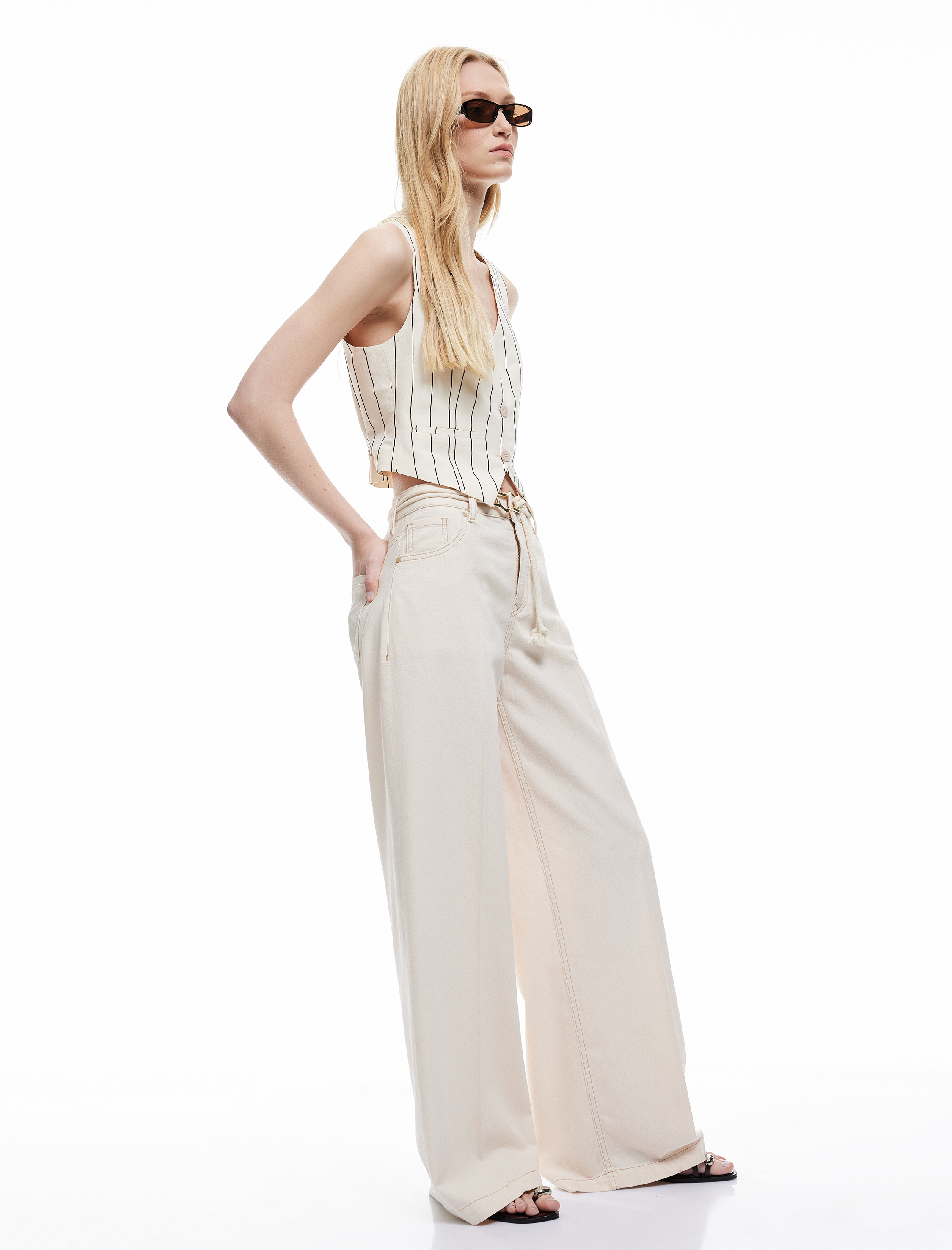   Koton X Şahika Ercümen - Pamuklu Loose Straight Fit Metal Aksesuar Detaylı Kemerli Pantolon