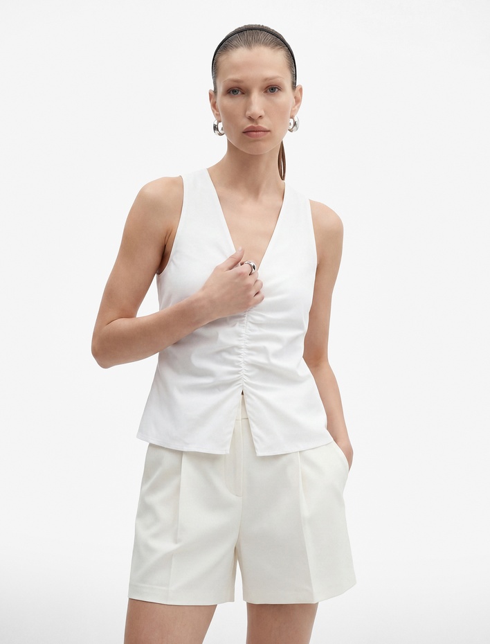  Pamuklu Slim Fit Yırtmaçlı V Yaka Kolsuz Drapeli Bluz