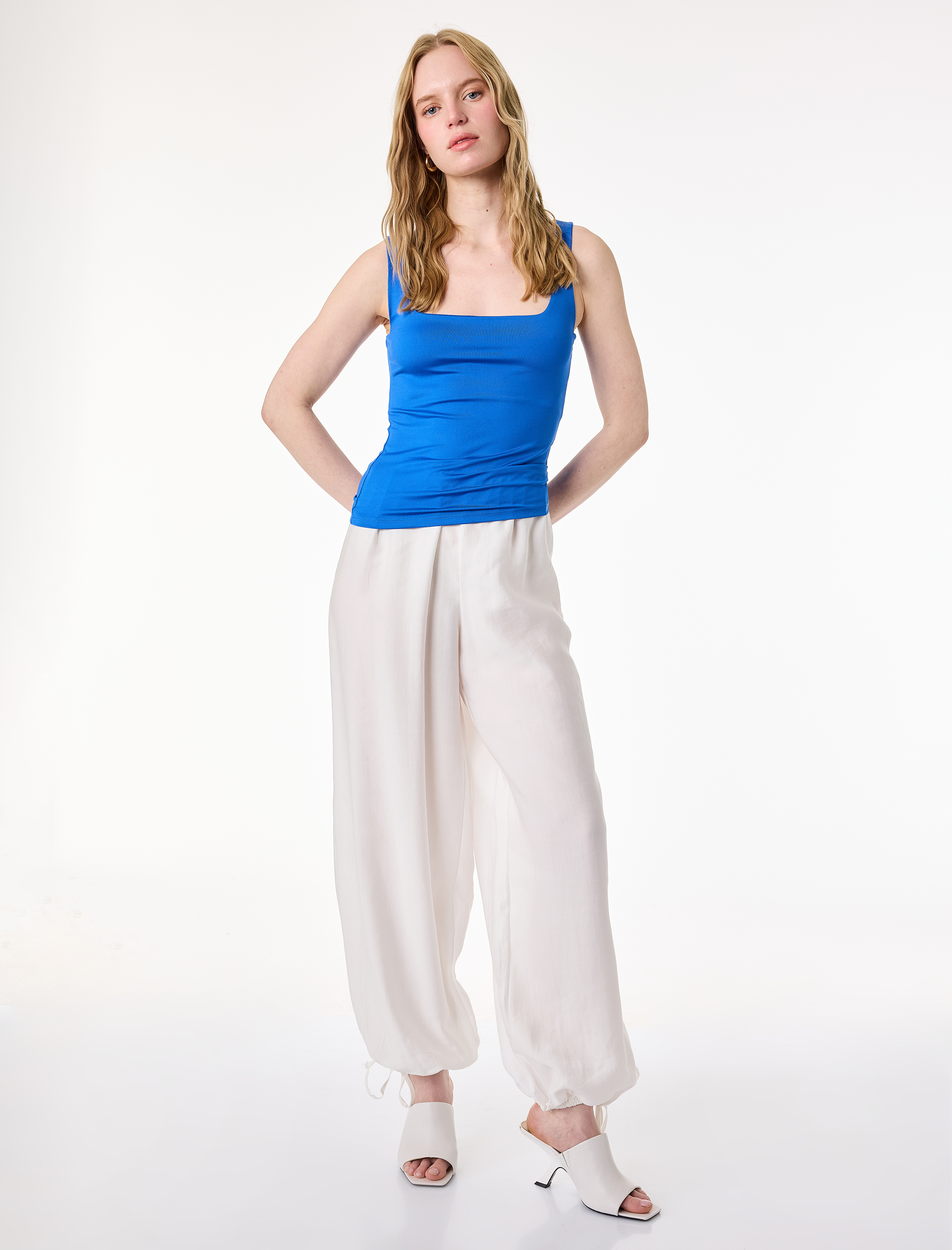   Slim Fit Yuvarlak Yaka Kolsuz Top
