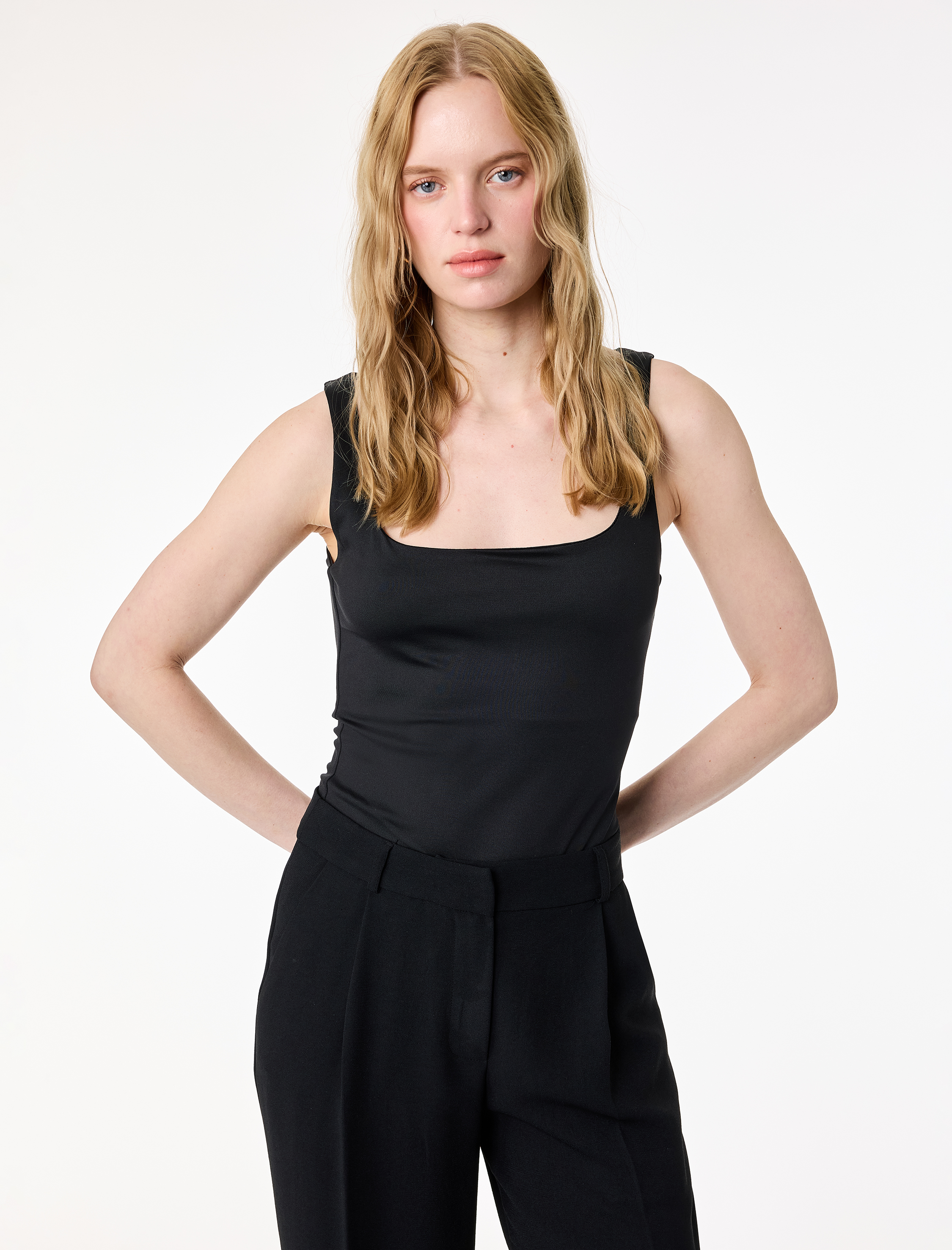   Slim Fit Yuvarlak Yaka Kolsuz Top