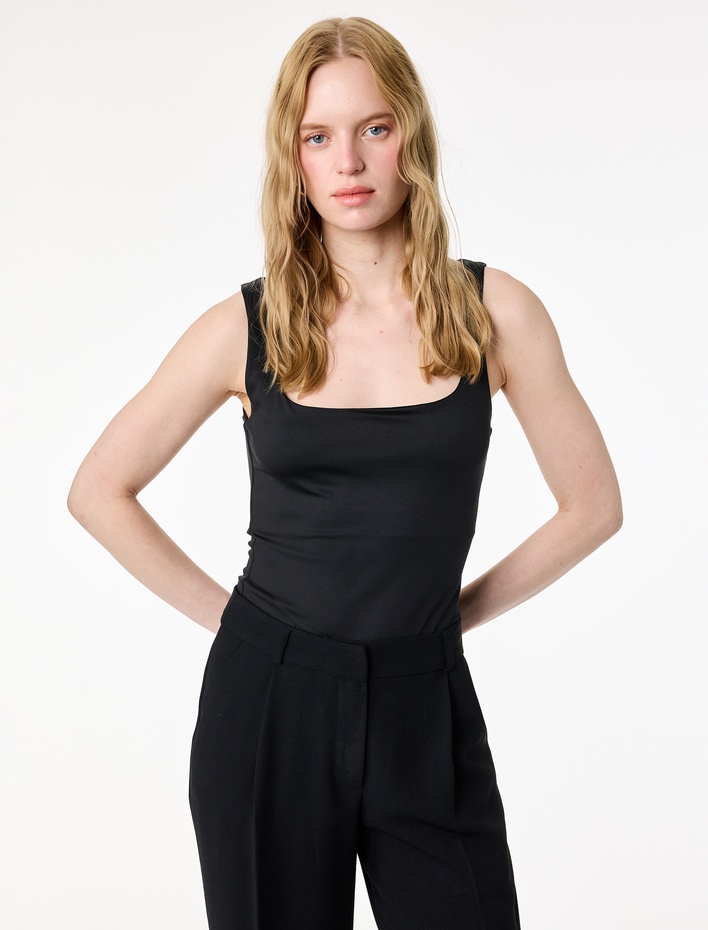  Slim Fit Yuvarlak Yaka Kolsuz Top
