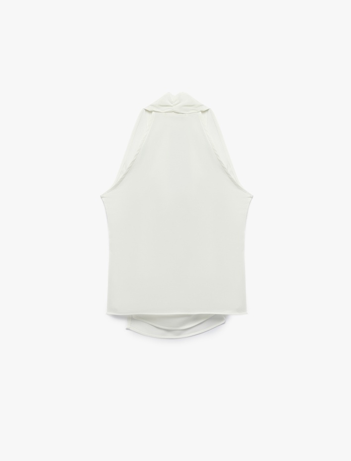  Metal Aksesuarlı Kolsuz Kruvaze Yaka Krep Bluz