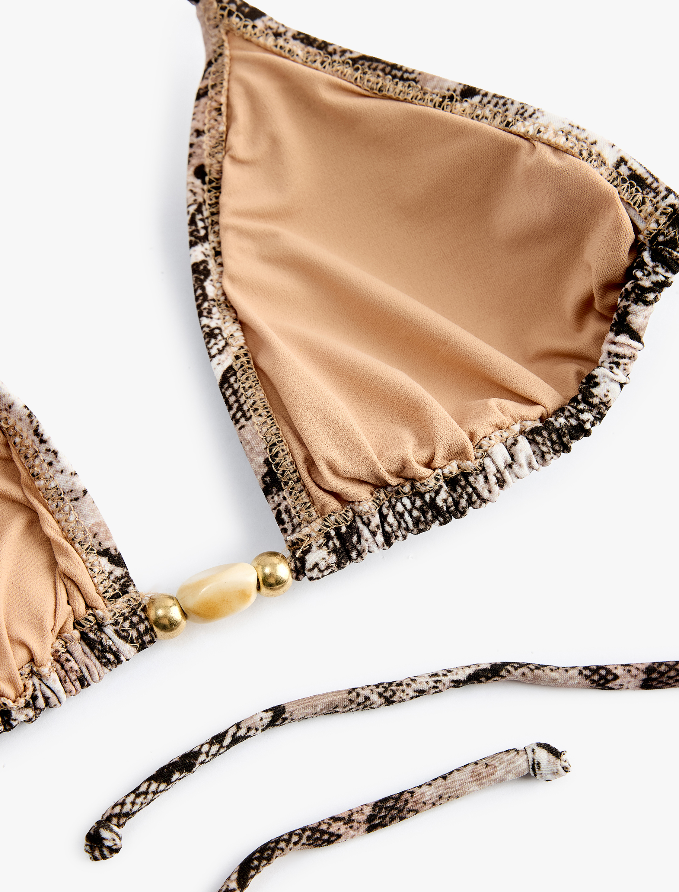   Aksesuar Detaylı Yılan Derisi Baskılı Üçgen Bikini Üstü