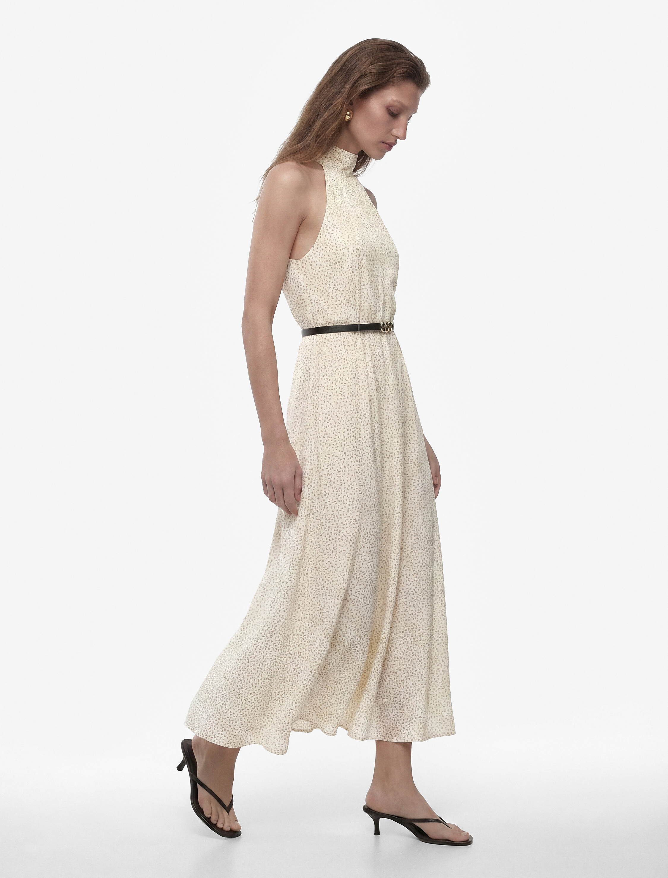   Kemer Detaylı Şifon Halter Yaka Kolsuz Puantiyeli Uzun Elbise