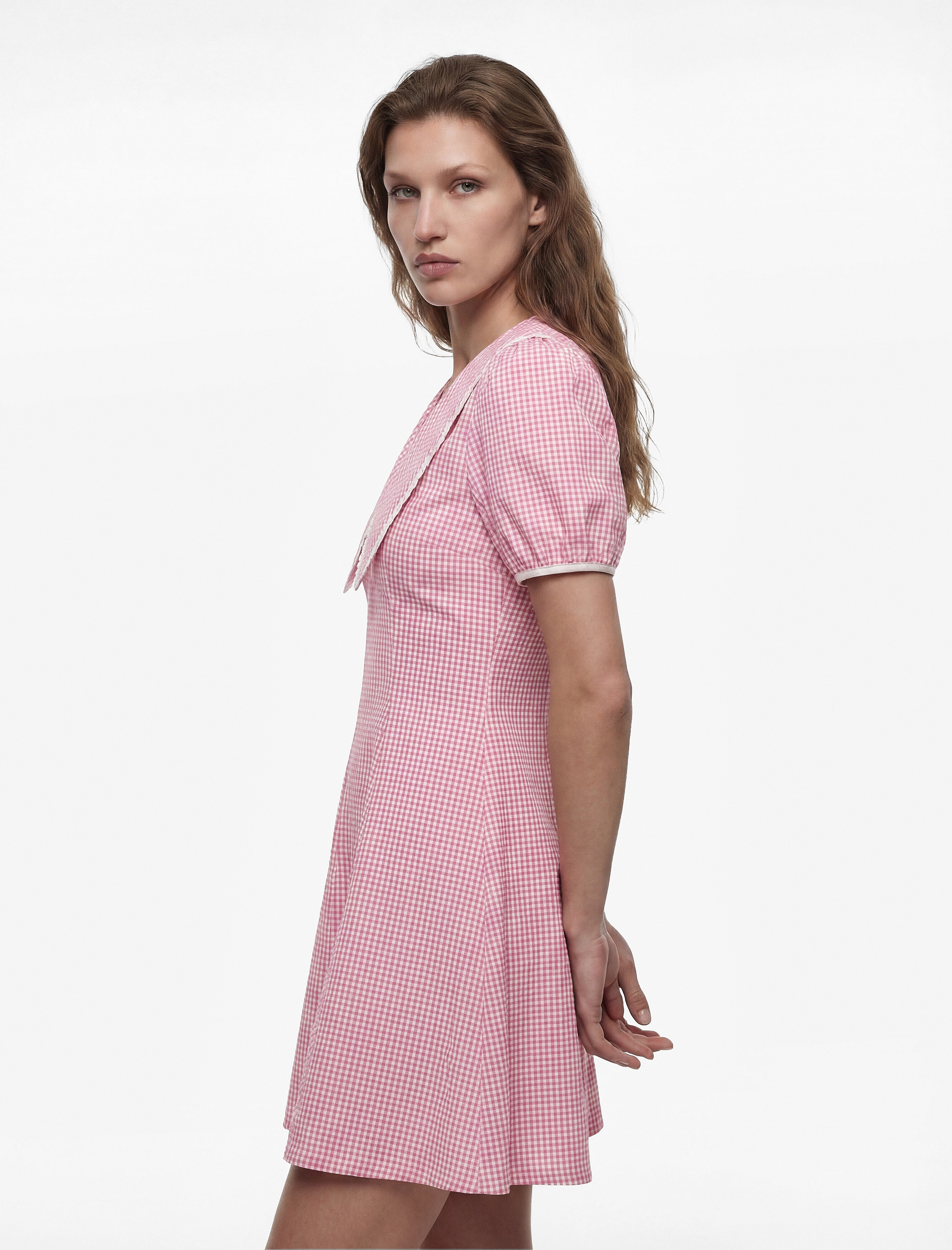   Kısa Balon Kollu Dantel Detaylı Geniş Bebe Yaka Pötikareli Mini Kloş Elbise