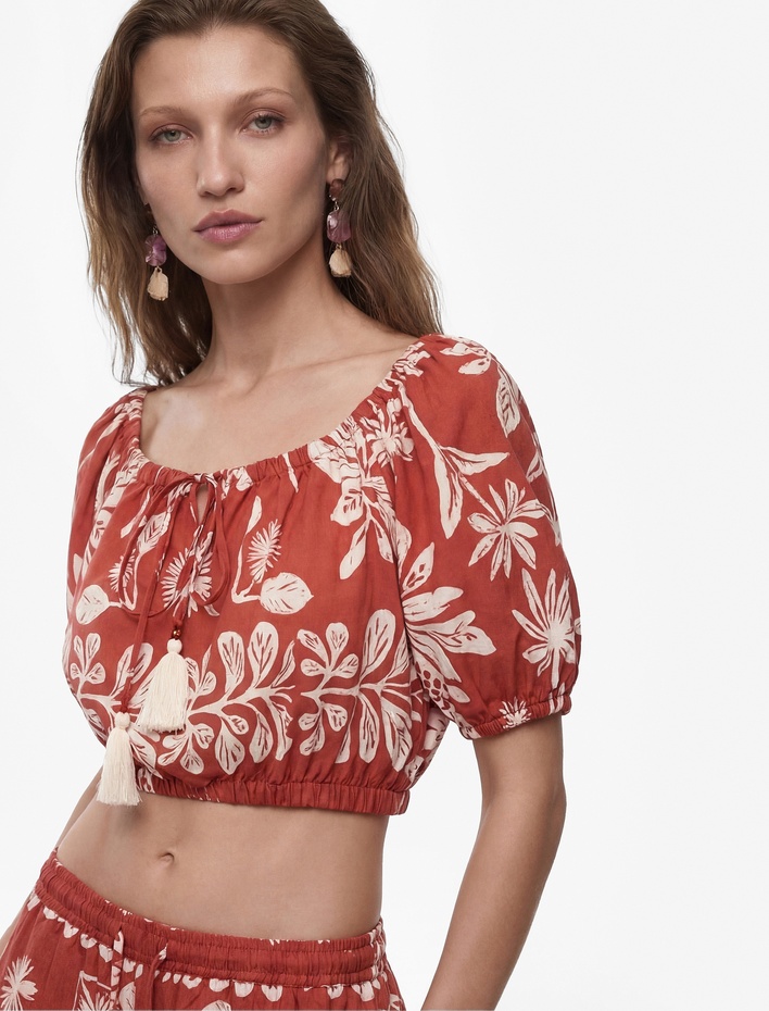  Viskon Kısa Kollu Bağcıklı Omzu Açık Desenli Crop Bluz