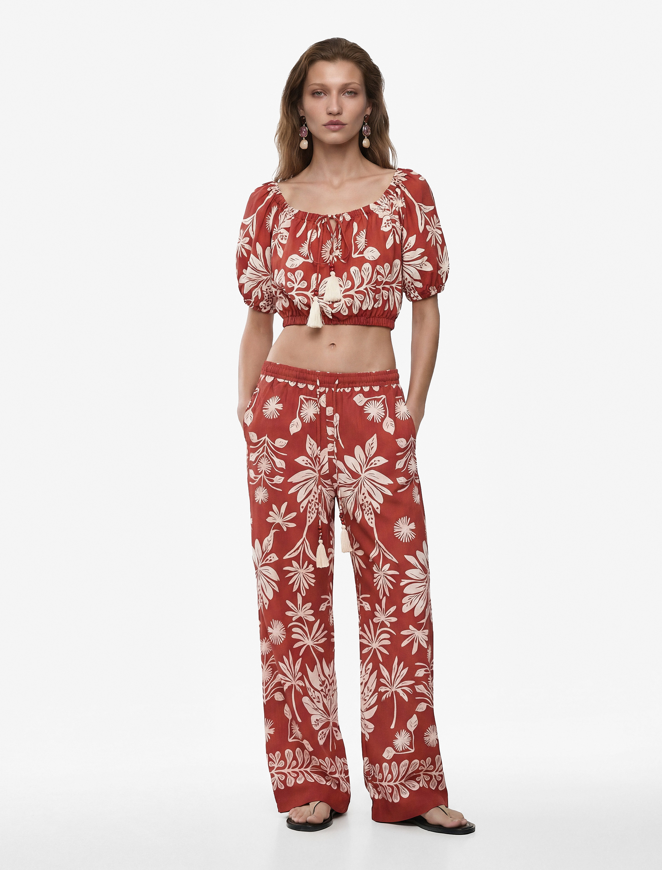   Viskon Kısa Kollu Bağcıklı Omzu Açık Desenli Crop Bluz