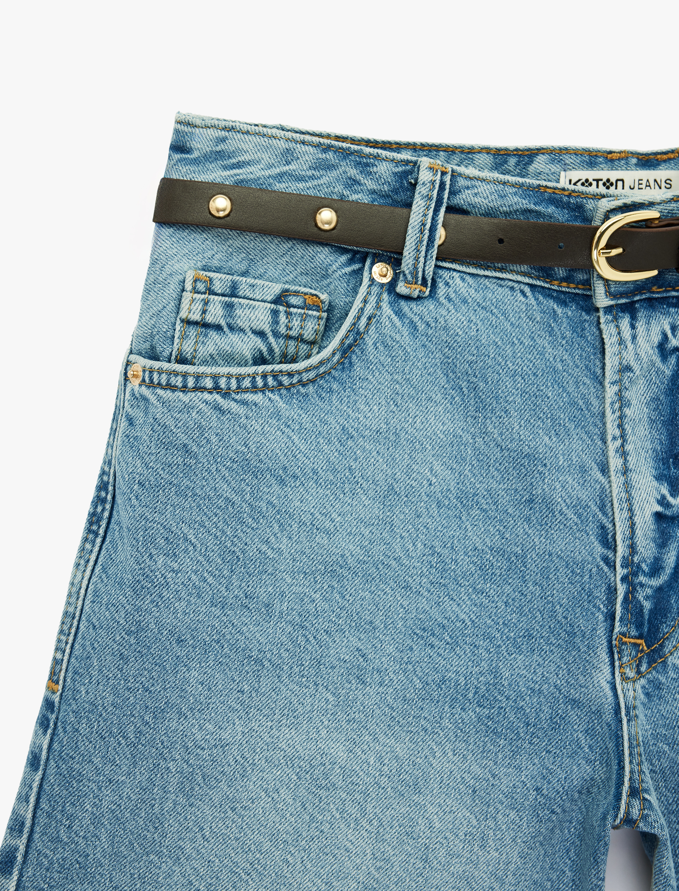   Pamuklu Kemer Detaylı Cepli Düğmeli Mini Denim Şort