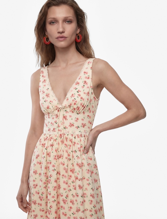  Viskon Kumaş Fiyonk ve Dantel Detaylı V Yaka Kalın Askılı Çiçekli Uzun Elbise