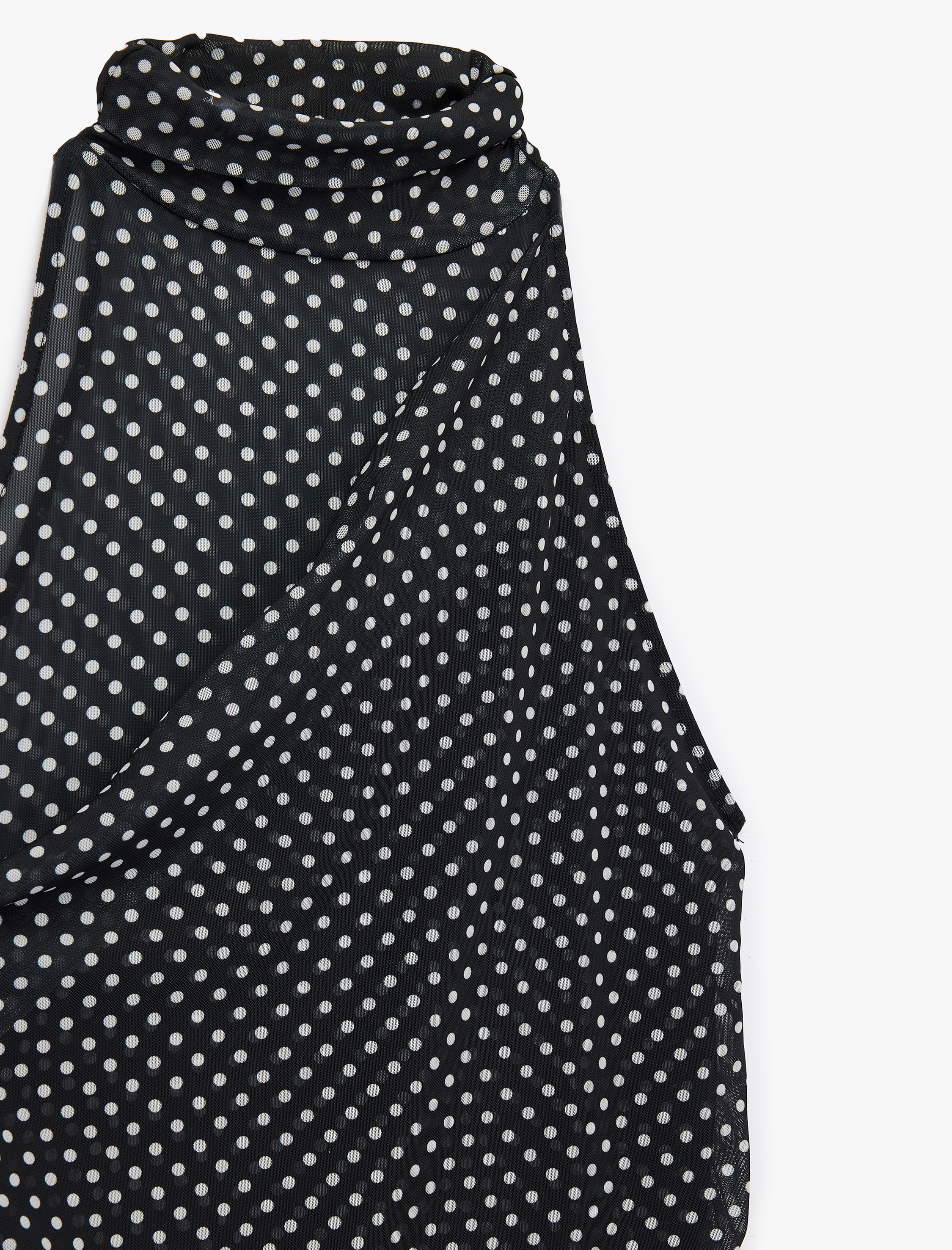   Slim Fit Asimetrik Kesim Kolsuz Dik Halter Yaka Puantiyeli Tül Bluz