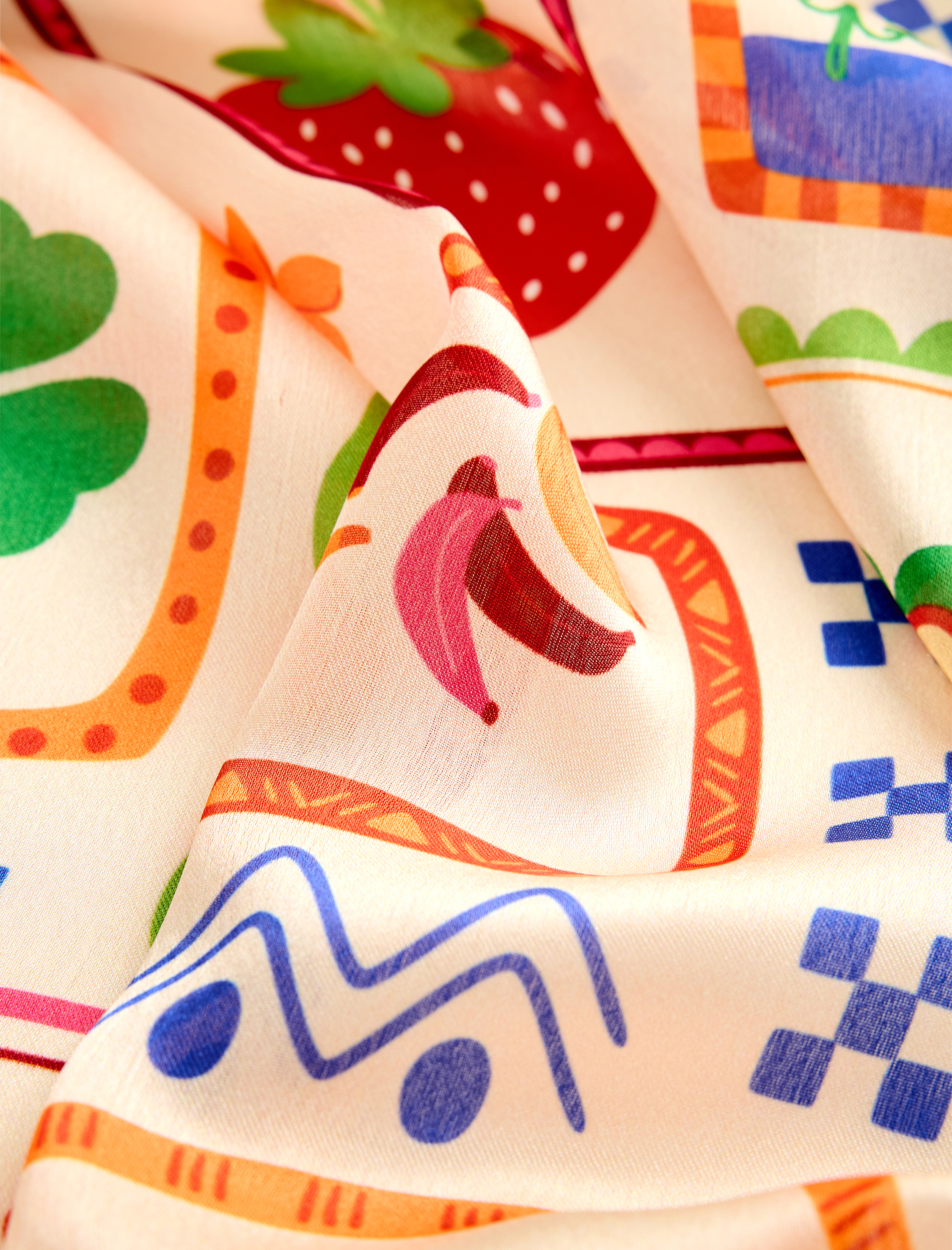  Kadın Çok Renkli Çilek Desenli Kare Saten Fular