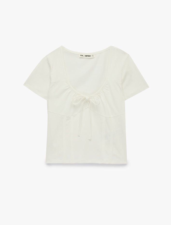  Pamuklu Fiyonklu Bağlamalı Yaka Kısa Kollu Tişört